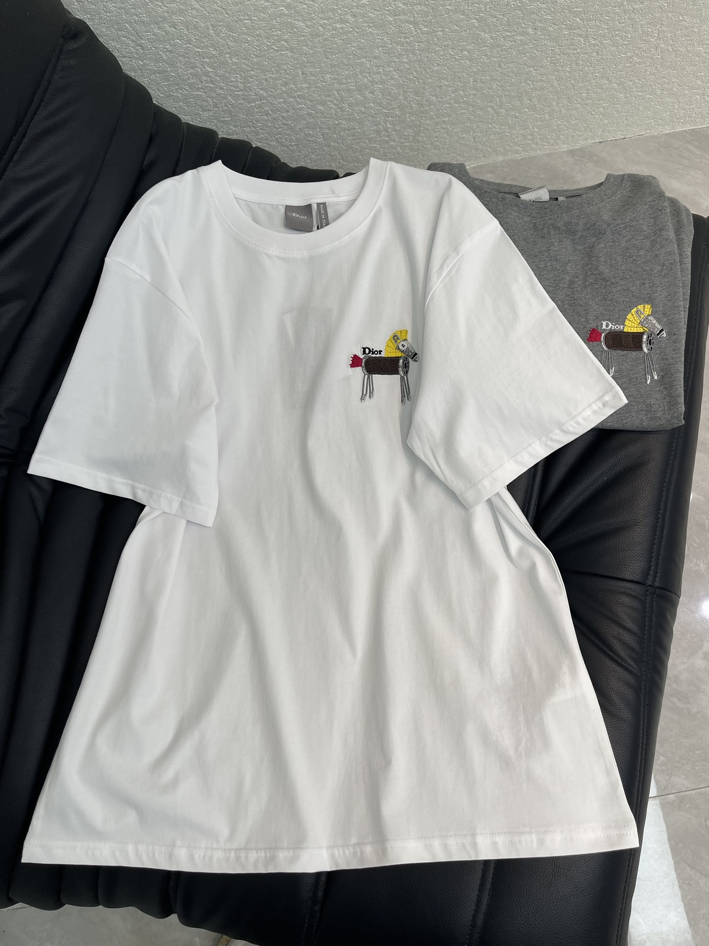 NO:715550,Dio*26 spring and summer series pony embroidered short-sleeved T-shirt, made of double-ply pure cotton for both men and women, soft and skin-friendly, super breathable, super comfortable for daily wear, contrasting pony embroidery on the chest, exquisite details, full of fun, and direct brand recognition! Oversize loose version, easy for both men and women to control, hide the flesh and make you slim, look great with jeans or sports pants, easily create a luxurious and fashionable style, size SML  A,,dior,versace,jeans,T-shirt,tees,t-shirt,19860909Dio*26春夏系列小马刺绣短袖T恤,男女同款双股纯棉材质,柔软亲肤,透气性超棒,日常穿着超舒适,胸口撞色小马刺绣,细节精致,趣味满满,品牌辨识度直接拉满!Oversize宽松版型,男女都能轻松驾驭,藏肉显瘦,搭配牛仔裤或运动裤都很出彩,轻松打造奢潮感穿搭风格,码数SML A,,dior,versace,jeans,T-shirt,tees，t-shirt,,Women's clothing