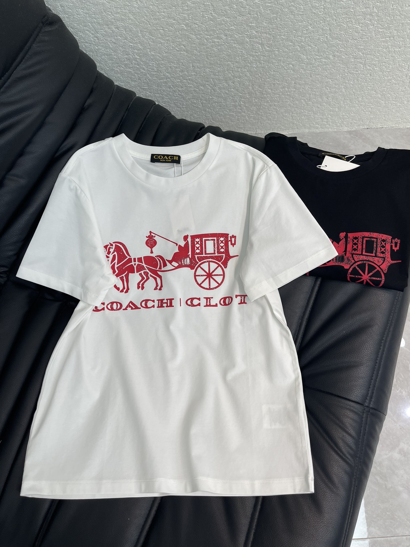 NO:715927,COACHCLOT co-branded series short-sleeved T-shirt. Co-branded carriage T-shirt, the red carriage logo on the front is super eye-catching, integrated with Chinese red lantern elements, full of oriental aesthetics, pure cotton fabric, slightly loose version, comfortable and fashionable. It can be easily matched for daily outings and trendy occasions, the collision of oriental aesthetics and American light luxury is super stylish. SML,, coach, T-shirt, tees, t-shirt,19860909COACHCLOT联名系列短袖T恤.联名马车T恤,正面红色马车Logo超吸睛,融合中国红灯笼元素,东方美学满满,纯棉面料,微宽松版型,舒适又时髦.日常出街,潮流场合都能轻松搭配,东方美学与美式轻奢碰撞超有型.SML,,coach,T-shirt,tees，t-shirt,,Women's clothing