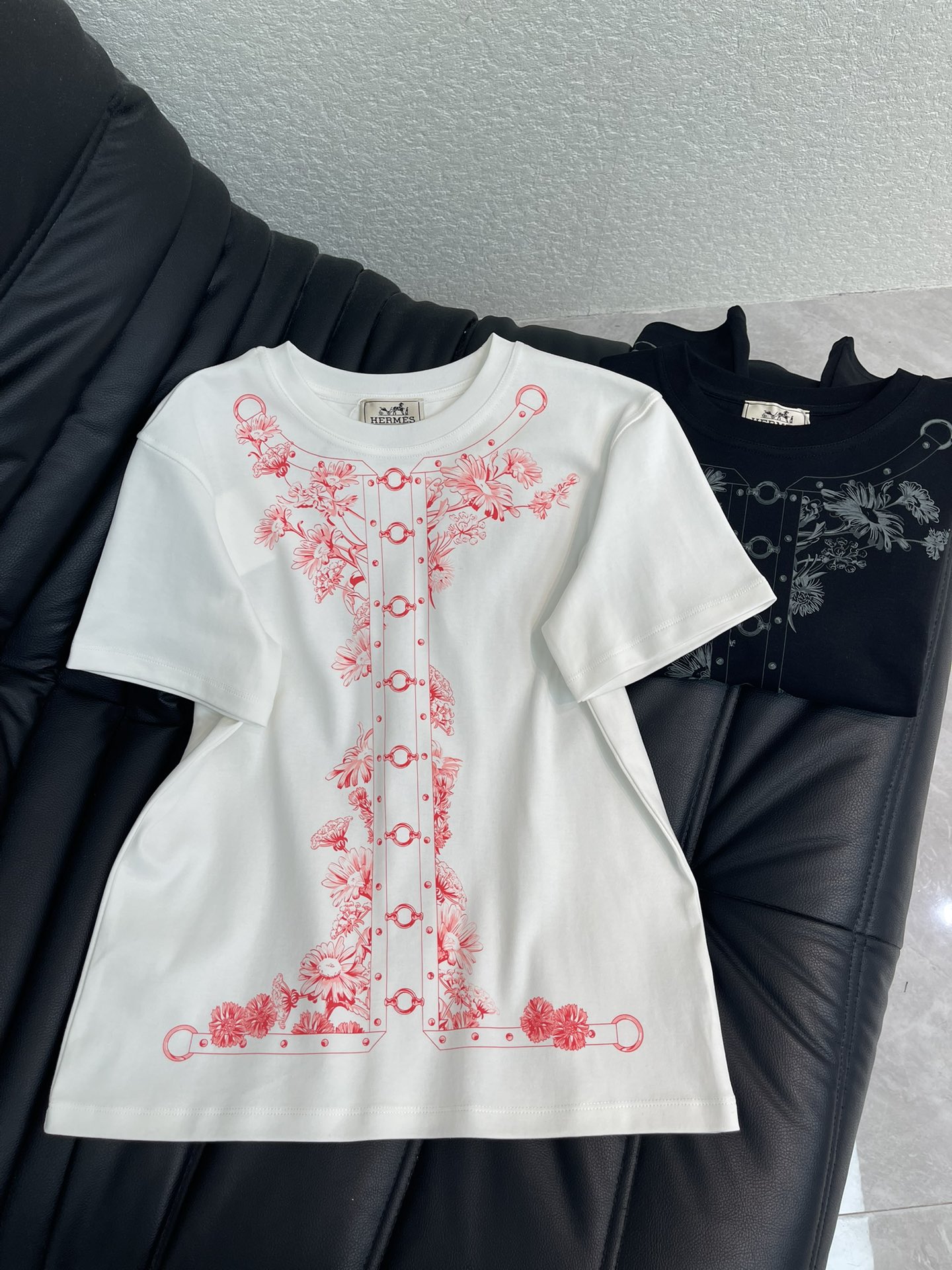 NO:715556,Hermes*26 new spring and summer round neck printed short-sleeved T-shirt!  Customized imported cotton material, breathable and comfortable, full of texture. Restore color printing process on the chest to outline the flower pattern. Add layering to the shape to highlight the brand tone. Development of surface accessories. Round neck short-sleeved T-shirt tailoring. Rich artistic style. Wear it alone and look stylish!  SML AA,,hermes,T-shirt,tees,t-shirt,19860909Hermes*26春夏新款圆领印花短袖T恤！定制进口全棉材质 透气舒适 质感十足 胸前还原色彩印花工艺勾勒花朵图案 增添造型层次感彰显品牌调性 面辅料开发 圆领短袖T恤剪裁 艺术风格层次丰富 单穿内搭出彩时髦！SML AA,,hermes,T-shirt,tees，t-shirt,,Women's clothing