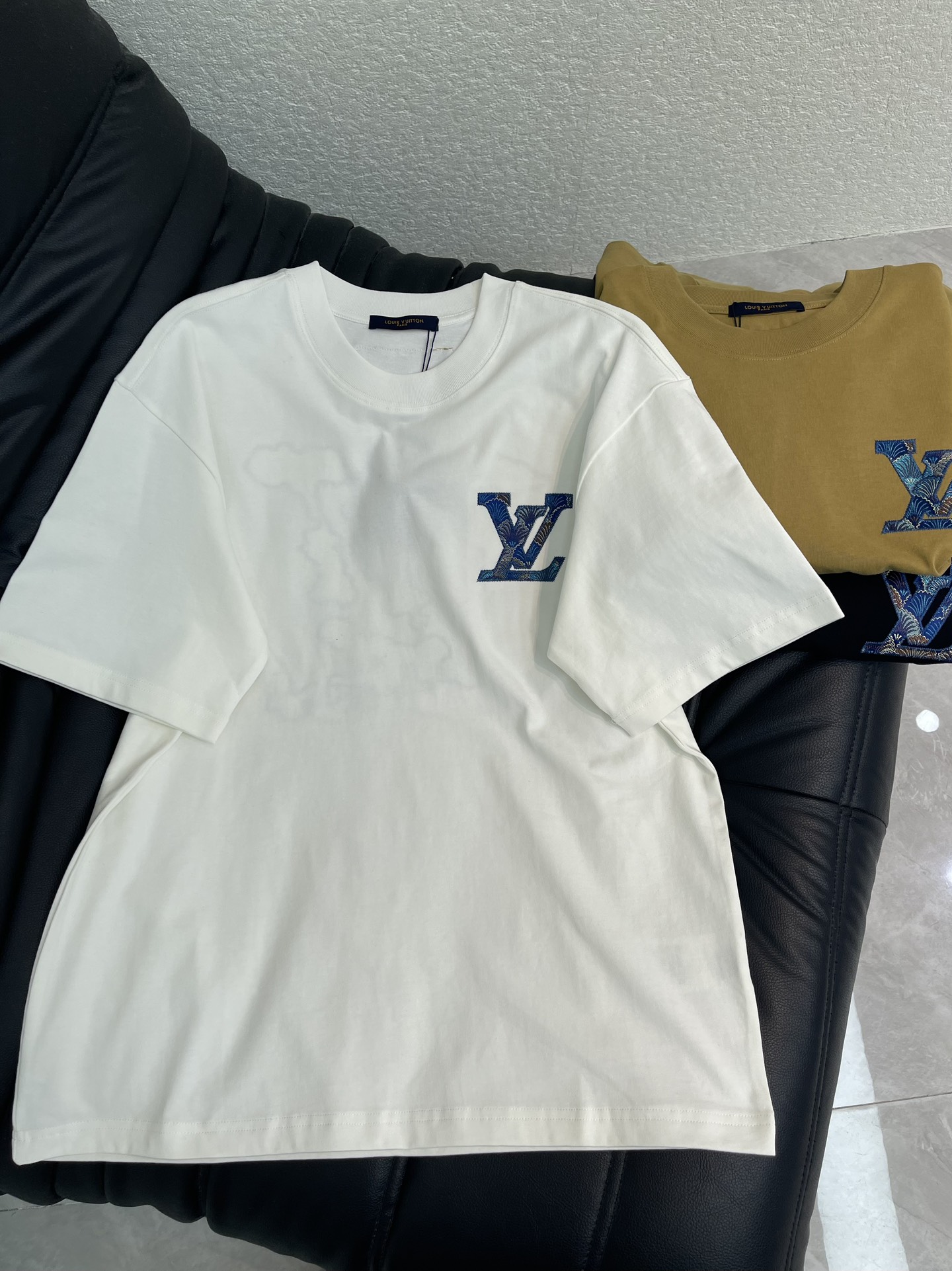 NO:717514,Louis Vuitto*26 new blue patch embroidered short-sleeved T-shirt. Multiple washed series with heavy craftsmanship, large logo embroidery on the back patch, same style for men and women!  Made of high-gram heavy-wash pure cotton fabric, pure cotton is breathable, very refreshing and comfortable for daily wear. The rib knitting on the neckline is smooth and tight, and the neckline will not be skewed when you toss it around. The loose version, you will find that it really looks good on the upper body, the overall is minimalist and neat, super versatile for daily wear!  Pair it casually with one to give you a youthful look. A round neck will make your outfit go crazy. It is a fashionable item that can never go wrong!  Same style for men and women!  S-XL A,,louis vuitton,T-shirt,tees,t-shirt,19860909Louis Vuitto*26新款蓝色贴布刺绣短袖T恤.多重重工艺水洗系列, 后幅贴布大logo刺绣,男女同款！高克重洗水纯棉质面料,纯棉透气,日常穿着非常清爽穿感舒适,领口的罗纹针织平整紧密,随意折腾都不会领口歪斜,宽松版型,上身你就会发现真的好好看,整体极简利落,超级日常百搭！随随便便搭配一条就是青春的样子,一件圆领就能为你的穿搭疯狂,绝不会出错的时髦单品！男女同款！S-XL A,,louis vuitton,T-shirt,tees，t-shirt,,Women's clothing