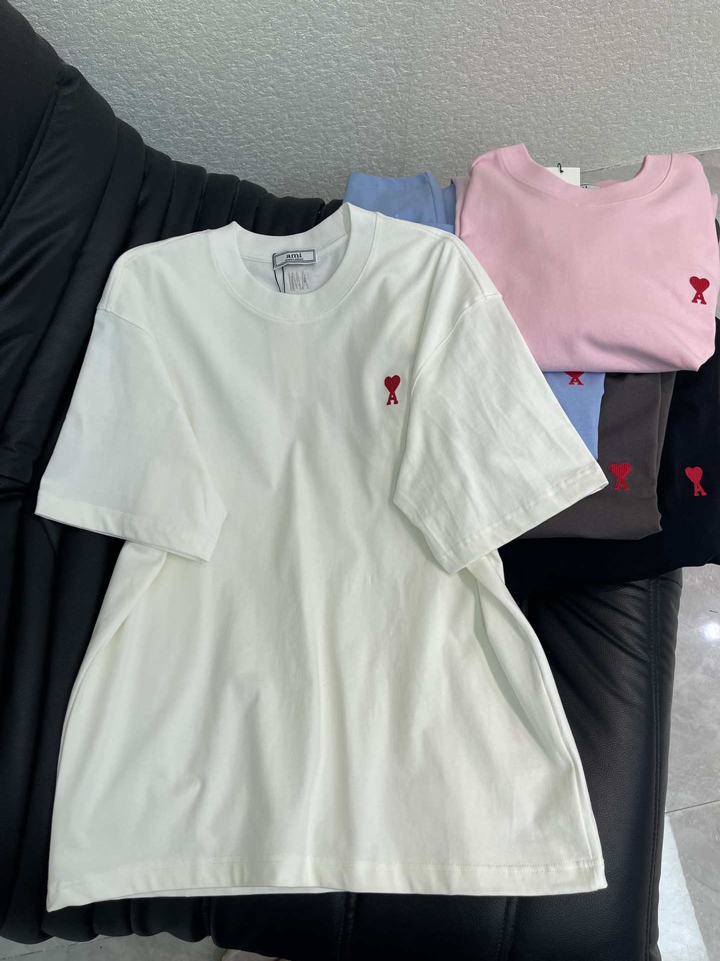 NO:715545,Ami*26 new red love logo embroidered round neck short-sleeved T-shirt!  Classic and simple logo design, high-gram heavy-wash pure cotton fabric, pure cotton is breathable, very refreshing and comfortable for daily wear. The rib knitting on the neckline is smooth and tight, and the neckline will not be skewed if you toss it at will. The loose version, you will find that it really looks good on the upper body, the overall is minimalist and neat, super versatile for daily wear!  Pair it casually with a pair of pants for a youthful look. A T-shirt will make your outfit crazy. It is a fashionable item that can never go wrong!  Same style for men and women!  S-XL,,T-shirt,tees,t-shirt,19860909Ami*26新款红色爱心logo刺绣圆领短袖T恤！经典简约logo设计,高克重洗水纯棉质面料,纯棉透气,日常穿着非常清爽穿感舒适,领口的罗纹针织平整紧密,随意折腾都不会领口歪斜,宽松版型,上身你就会发现真的好好看,整体极简利落,超级日常百搭！随随便便搭配一条裤子就是青春的样子,一件t恤就能为你的穿搭疯狂,绝不会出错的时髦单品！男女同款！S-XL,,T-shirt,tees，t-shirt,,Women's clothing