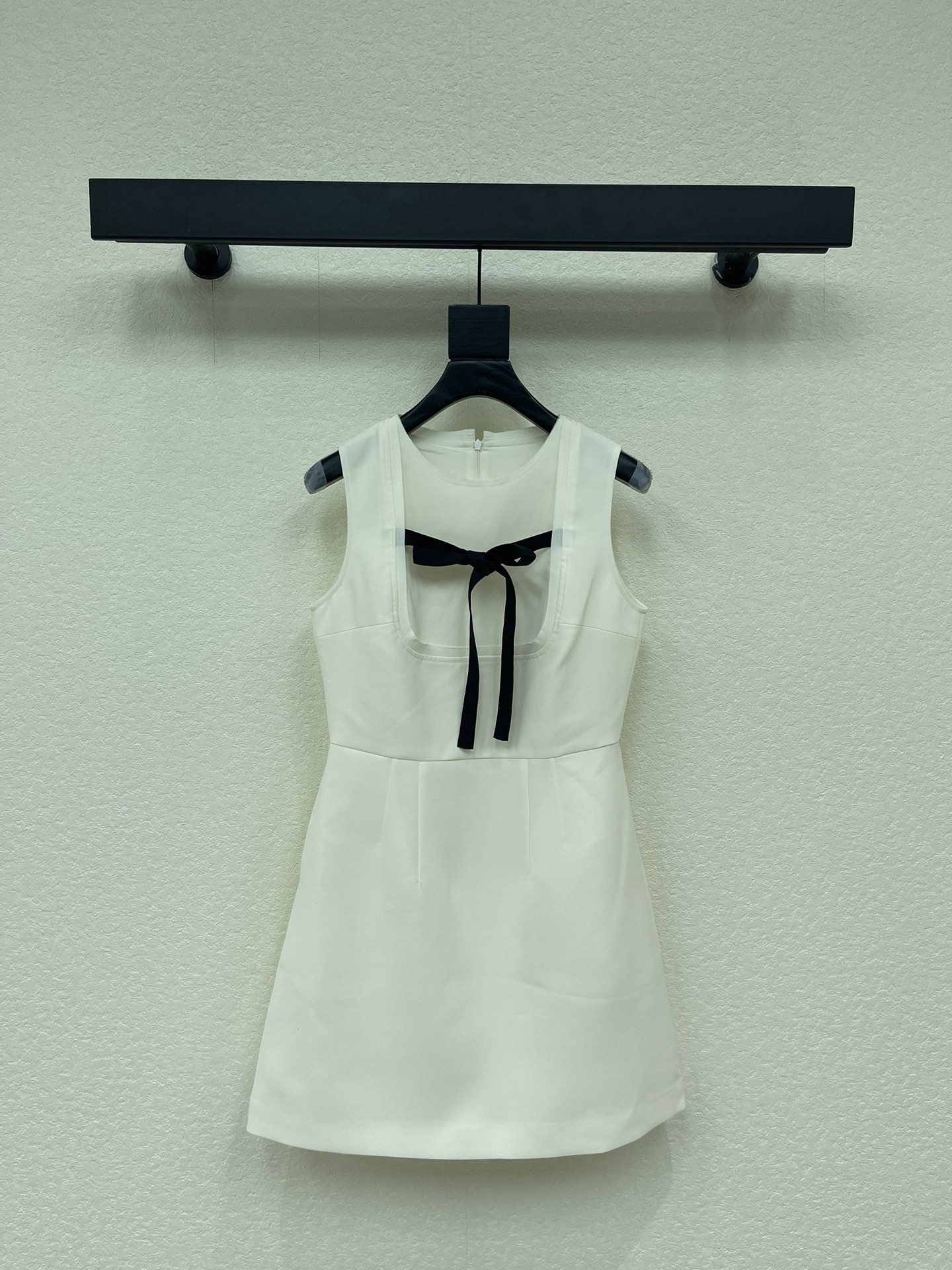 NO:716290,Prad*26 early spring new product sweet age-reducing bow-decorated round-neck sleeveless dress. The finishing bow on the chest instantly injects smart sweetness. It is cute and age-reducing. It is an effortless sense of luxury. The texture of the customized fabric is awesome. The classic waist style is versatile and not picky. The positioning bow design easily creates a sweet atmosphere. SMLXL, prada, skirts,19860909Prad*26早春新品甜美减龄蝴蝶结装饰圆领无袖连衣裙 胸前的点睛蝴蝶结瞬间注入灵动甜度 可爱又减龄 是毫不费力的高级感没错了 定制面料质感超赞 经典收腰版型百搭不挑人 定位蝴蝶结设计轻松打造出甜美气息 SMLXL,,prada,skirts,,Women's clothing