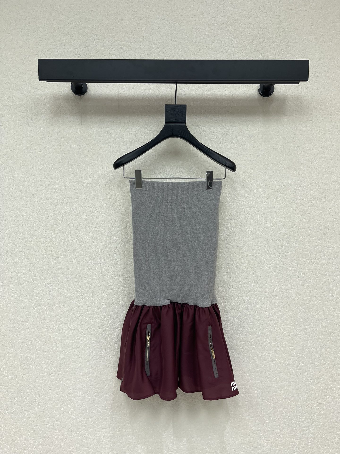 NO:713701,MiuMi*26 new style early spring burgundy tube top sleeveless dress丨exclusively developed by yb!  Top quality production!  The collision of gray-toned knitted fabric and burgundy nylon outlines the girl's thoughts. The tube top design fits the shoulder and neck lines, and the neat tailoring cinches the waist. The burgundy skirt is made of fluffy nylon fabric to create a three-dimensional silhouette like a bud. The metal zipper details hide frankness, while the brand logo on the body is low-key.  A footnote of luxury and elegance. The romance and rebelliousness of early spring blend here. Whether you pair it with retro sneakers to create a casual street feel, or pair it with short boots to interpret a sweet and cool style, you can create your own scene in spring, turning Miu-style girly thoughts into a walking fashion statement. SML  AA,,miumiu,boots,sneakers,skirts,19860909MiuMi*26早春新款酒红色抹胸无袖连衣裙丨独家yb开发！顶级高版出品！以灰调针织与酒红尼龙的碰撞勾勒少女心事.抹胸设计贴合肩颈线条,利落剪裁收束腰肢,酒红色裙摆采用蓬松的尼龙面料打造出花苞般的立体廓形,金属拉链细节暗藏率性,而衣身的品牌标识则是低调的奢雅注脚.早春的浪漫与叛逆在此交融,无论是搭配复古运动鞋打造随性街头感,还是配搭短靴诠释甜酷格调,都能让你在春日穿搭中自成风景,将Miu式的少女绮思具象成行走的时尚宣言.SML AA,,miumiu,boots,sneakers,skirts,,Women's clothing