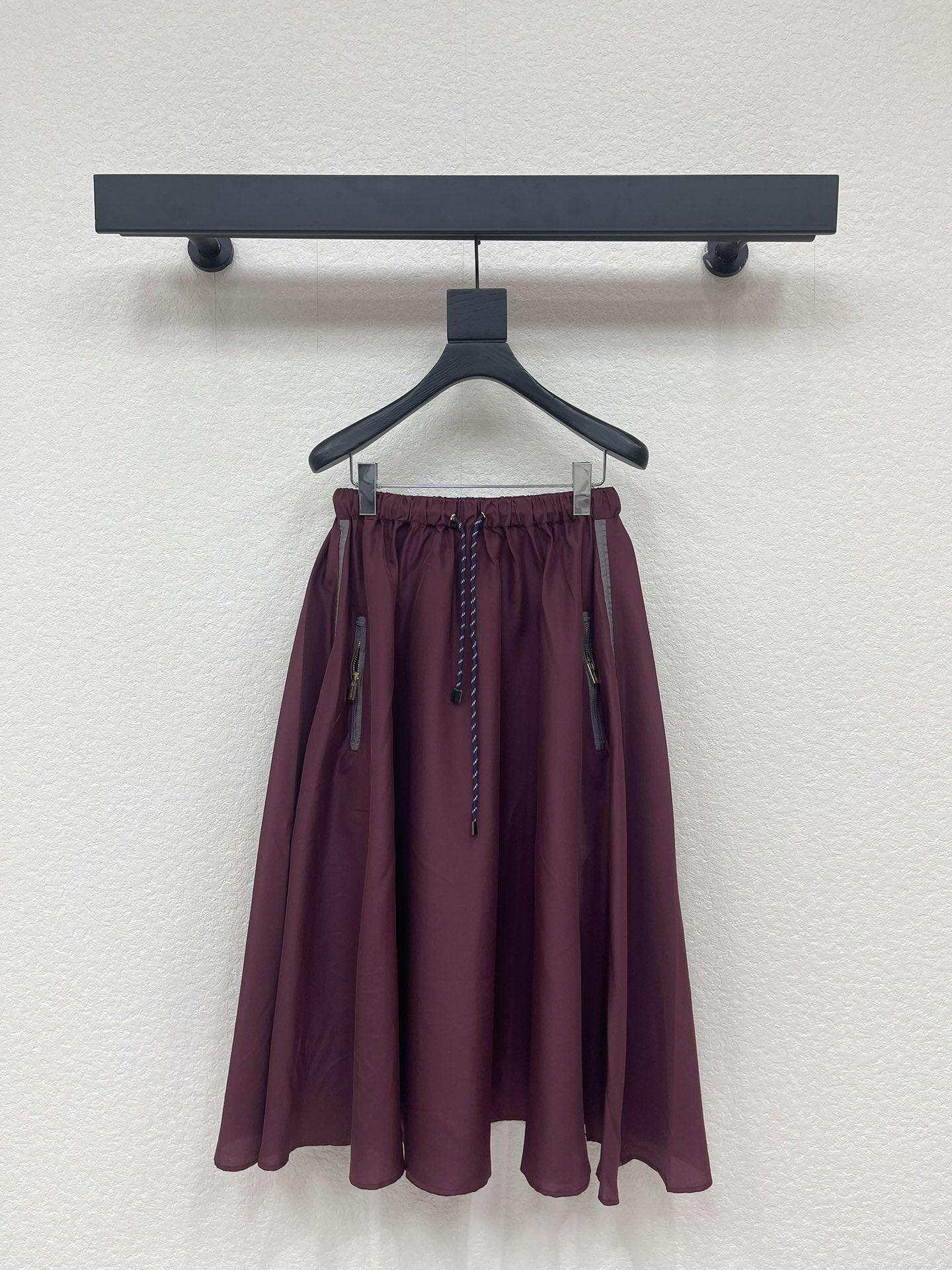 NO:713698,Miumi*26 new early spring burgundy nylon skirt. Customized YB imported environmentally friendly regenerated nylon material, glossy texture, stylish to wear, mid-length skirt cut, with burgundy as the base, embellished with gray collar and blue cable drawstring!  The main tone of burgundy is rich and white, the light fabric is breathable and comfortable, and the upper body can directly capture the sweet and cool atmosphere, making it a perfect eye-catcher when going out on the street. SML A,,miumiu,skirts,19860909Miumi*26早春新款酒红色尼龙半裙.定制YB进口环保再生尼龙材质,质感光泽,穿搭有型,中长半身裙剪裁,大身以酒红色为基底,点缀灰色领边和蓝色绞花抽绳！酒红主调浓郁又显白,轻薄的面料透气又舒适,上身直接拿捏甜酷兼备的氛围感,妥妥的出街吸睛利器.SML A,,miumiu,skirts,,Women's clothing
