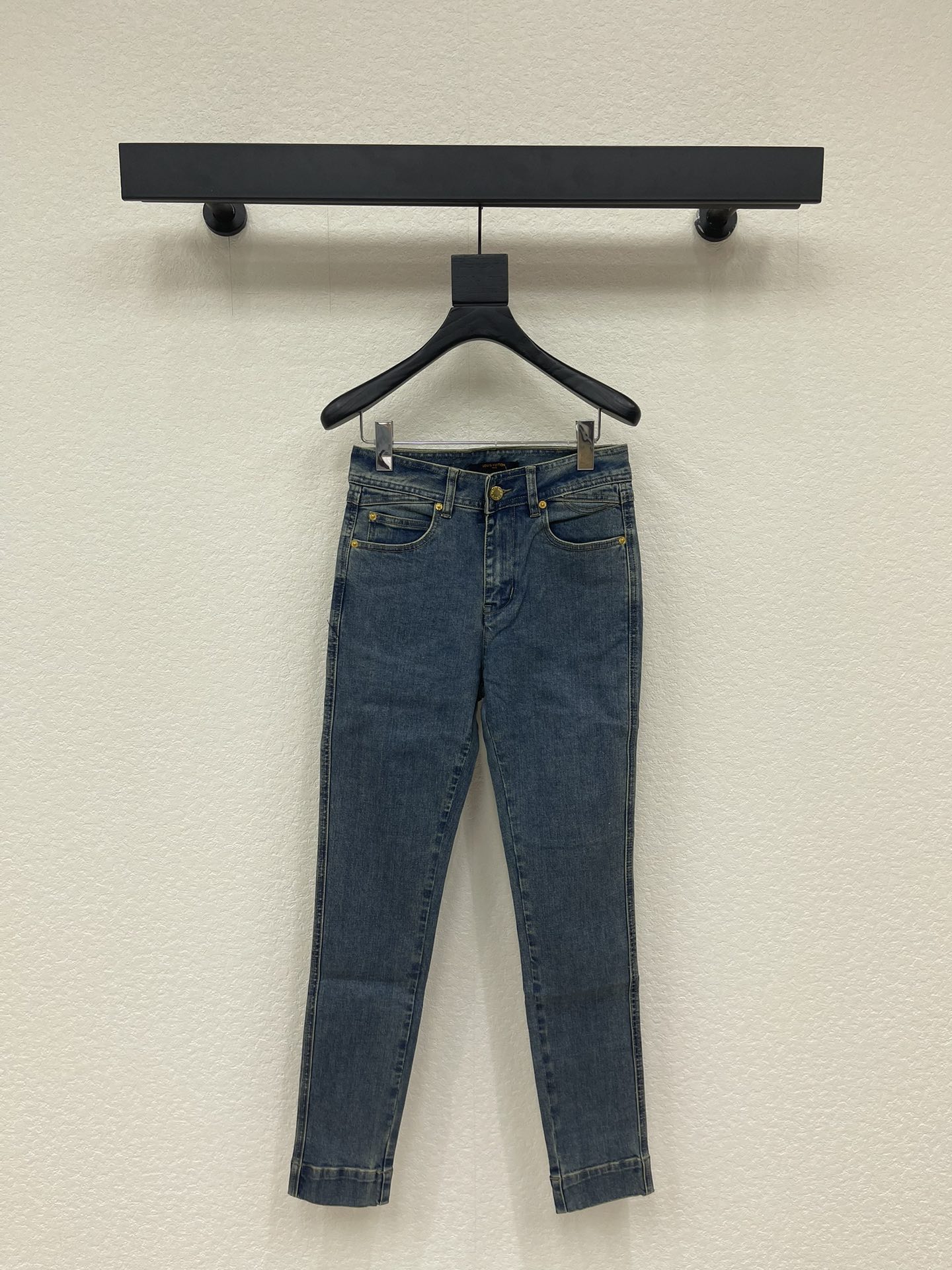 NO:715544,Louis Vuitto*26 new early spring style distressed washed stretch pencil jeans丨Exclusive high-end version!  The classic pencil trousers shape is reshaped with retro distressed washing technology. The high-elastic denim fabric fits the body shape without any sense of restraint, and accurately outlines the leg lines; the Monogram leather brand at the waist and the curved embroidery stitching on the back pocket are low-key and highlight the recognition. The slim tailoring and slightly rolled trouser legs are designed with both neatness and looseness. It can be paired with suspenders to create a hot girl style, or combined with a shirt to interpret the commuting texture. It is a versatile slimming tool in the early spring wardrobe. SML, louis  vuitton,jeans,shirts,19860909Louis Vuitto*26早春新款 做旧洗水弹力铅笔牛仔裤丨独家高版出品！以复古做旧洗水工艺重塑经典铅笔裤型.高弹牛仔面料贴合身形却无束缚感,精准勾勒腿部线条；腰头的Monogram皮革牌与后袋的弧形刺绣线迹,低调彰显辨识度.修身剪裁与微卷裤脚设计兼具利落感与松弛感,可搭配吊带打造辣妹风,亦可与衬衫组合诠释通勤质感,是早春衣橱里的百搭显瘦利器.SML,,louis vuitton,jeans,shirts,,Women's clothing