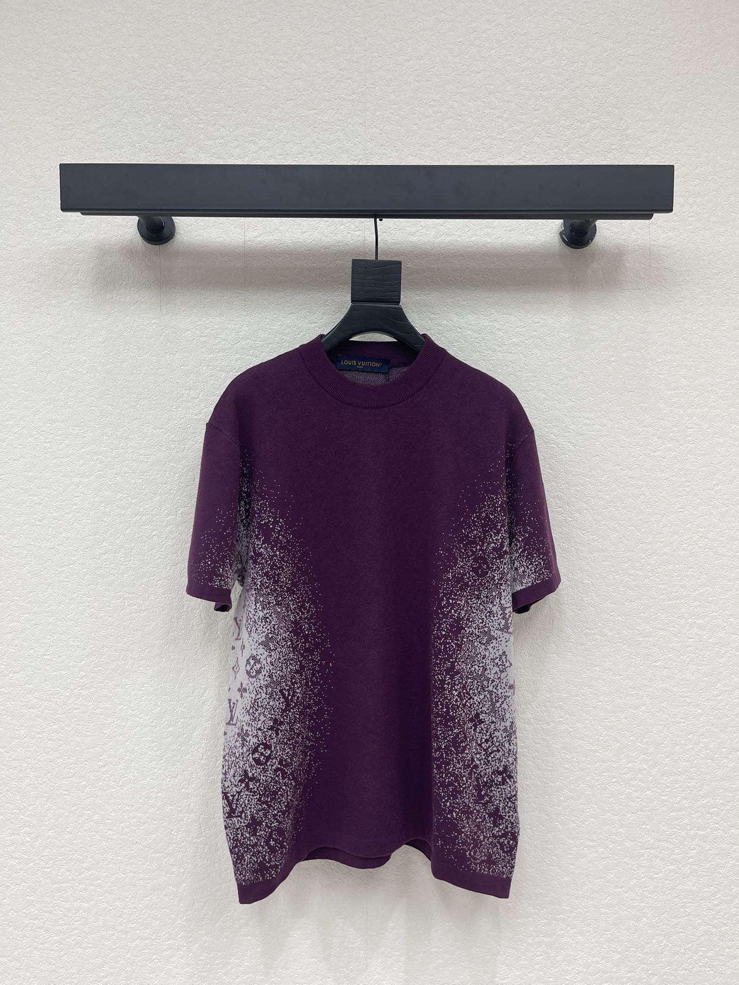 NO:715930,Louis Vuitto*26 spring and summer series gradient printed knitted short-sleeved T-shirt, dark purple tone + classic Monogram presbyopia, gradient design is super layered. High-quality cotton material, comfortable and breathable to wear, can be easily used in daily or light luxury occasions. Genderless style, can be worn by both men and women, looks great with jeans or casual pants, easily get a sense of fashion!  SML,,louis vuitton,jeans,T-shirt,tees,t-shirt,19860909Louis Vuitto*26春夏系列渐变印花针织短袖T恤,深紫色调+经典Monogram老花,渐变设计超有层次感.高品质棉料,穿着舒适透气,日常或轻奢场合都能轻松驾驭.无性别风格,男女都能穿,搭配牛仔裤或休闲裤都很出彩,轻松get时尚感！SML,,louis vuitton,jeans,T-shirt,tees，t-shirt,,Women's clothing