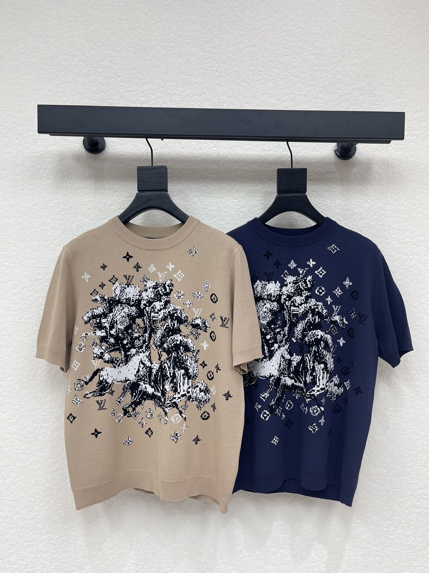 NO:713710,LOUIS VUI*TON 26 early spring new round neck jacquard knitted short sleeves!  Customized imported wool knitted material, soft and comfortable, with high texture. The collar, cuffs and hem are all processed with threaded hemming details to add layering to the look. The body is decorated with the iconic four-leaf clover letter element in contrasting colors to highlight the brand's tone. Development of surface accessories. Loose long-sleeved pullover sweater cut. Classic, fashionable and versatile. It is very fashionable to wear alone!  SML AA,,louis vuitton,sweaters,T-shirt,19860909LOUIS VUI*TON 26早春新款圆领提花针织短袖！定制进口羊毛针织材质 柔软舒适 质感上乘 领边袖口与衣摆都沿用螺纹包边细节处理 增添造型层次感 大身撞色标志性四叶草字母元素装饰 彰显品牌调性 面辅料开发 宽松长袖套头毛衣剪裁 经典时髦百搭 单穿内搭都很时尚！SML AA,,louis vuitton,sweaters,T-shirt,,Women's clothing