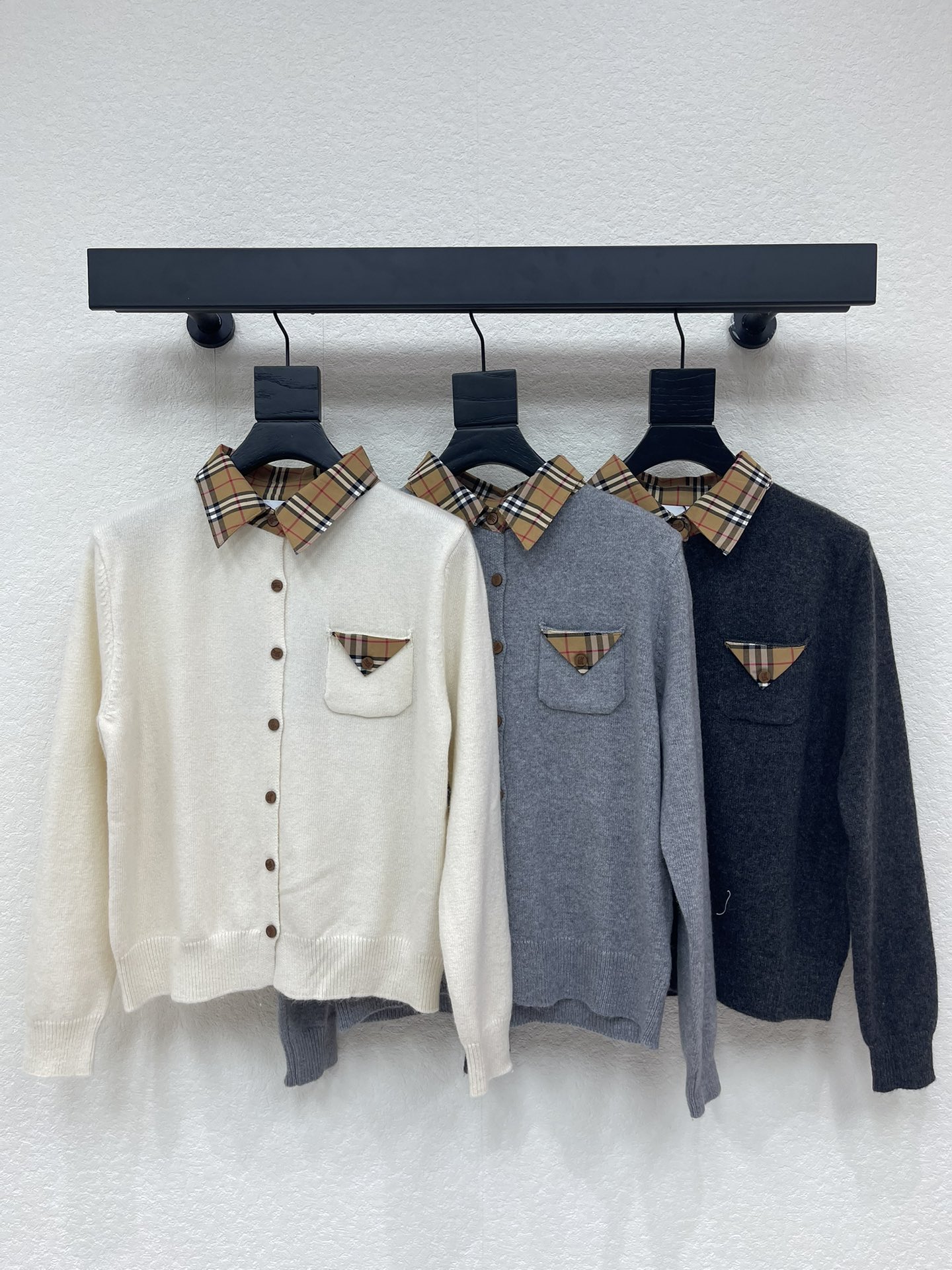 NO:713713,Burberr*26 new early spring splicing plaid lapel knitted long-sleeved top!  Customized wool material, stretchy and comfortable, full of texture. The lapel pullover top is cut, and the upper body presents a casual and lazy style. The pocket collar and cuffs are spliced ​​with a plaid shirt, forming a double collision of color fabrics, creating a fake two-piece staggered effect, adding to the beautiful and casual feel of the outfit. It is stylish when worn alone, and the letter logo is embellished on the chest to highlight the brand style!  SML AA,,burberry,shirts,19860909Burberr*26早春新款拼接格纹翻领针织长袖上衣！定制羊毛材质,弹力舒适,质感十足.翻领套头上衣裁剪,上身呈现休闲慵懒的穿搭格调,口袋领边和袖口拼接格子衬衫,形成颜色面料双重碰撞,打造假两件叠穿交错效果,增加穿搭美高休闲感.单穿内搭都出彩时髦,胸前点缀字母徽标,凸显品牌格调！SML AA,,burberry,shirts,,Women's clothing