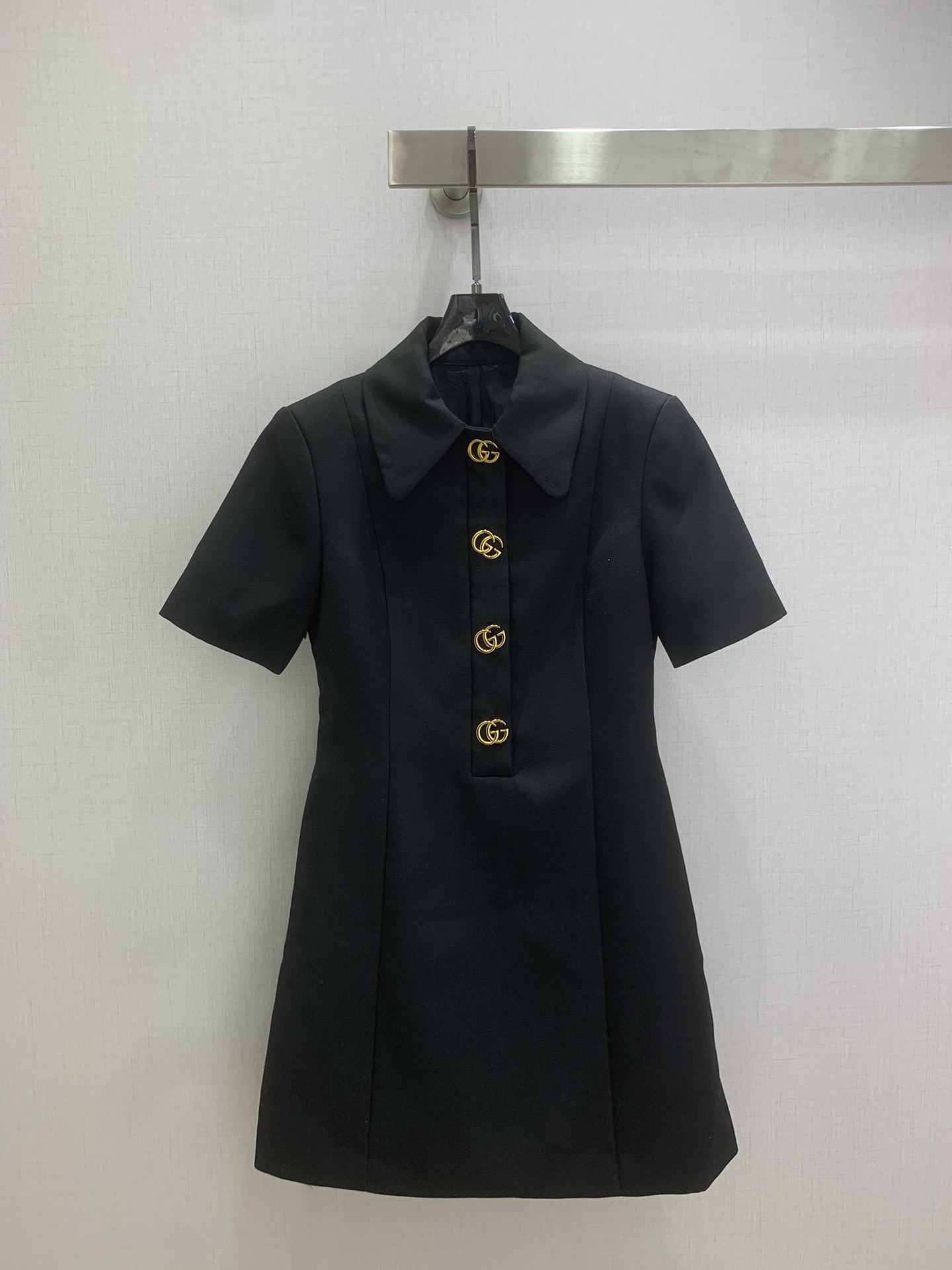 NO:715401,Highly recommended 26 early spring new model, lapel metal dress, double G metal button decoration, super correct version, counter synchronization, one color SML code, high quality ABC,,skirts,19860909强烈推荐 26早春新款 翻领金属连衣裙 双G金属扣子装饰 版型超正 专柜同步 一个色 SML码 高品质ABC,,skirts,,Women's clothing