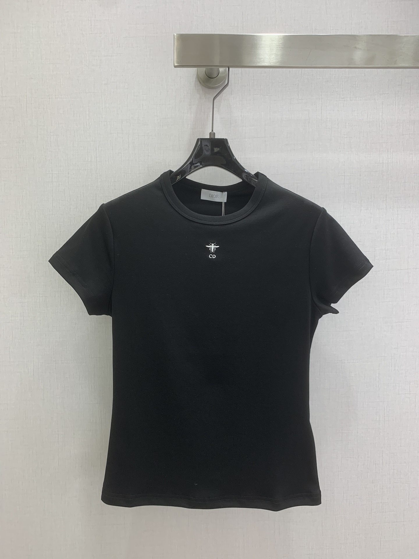 NO:715380,Highly recommended 26 early spring new style embroidered elastic short-sleeved T-shirt. Threaded cotton fabric. The fabric has its own elasticity and good resilience. The upper body is soft and comfortable. The logo is embroidered on the front. The design highlights the brand style and slim fit. It shows the sexy figure with small curves!  Two colors SML code high quality ABC,,T-shirt,tees,t-shirt,19860909强烈推荐 26早春新款 刺绣弹力短袖T恤 螺纹棉面料,面料自带弹力,回弹力好上身柔软舒适前刺绣logo,设计彰显品牌格调修身版型,很显身材曲线小性感！两个色 SML码 高品质ABC,,T-shirt,tees，t-shirt,,Women's clothing