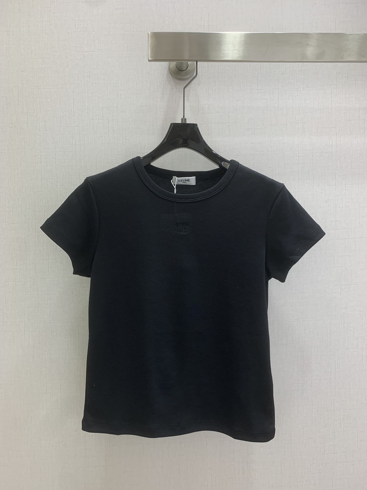 NO:715377,Highly recommended for early spring 26, Arc de Triomphe embroidered short-sleeved T-shirt. High-elastic cotton fabric, close-fitting but not tight; soft but not collapsed, can be worn alone or layered in early spring to bring out neat lines; round-neck short sleeves + exquisite Arc de Triomphe embroidery on the chest, details that highlight the brand; slim and slightly elastic version, hiding the flesh and can outline the sense of slenderness; minimalist texture blends into daily relaxation, suitable for all styles. Three colors SML code  High quality AB,,T-shirt,tees,t-shirt,19860909强烈推荐 26早春新款 凯旋门刺绣短袖T恤 高弹纯棉面料,贴身不紧绷；软而不塌,早春单穿/叠穿都能衬出利落线条；圆领短袖+胸口精致凯旋门刺绣,细节戳中品牌控；修身微弹版型,藏肉又能勾勒纤细感；极简质感揉进日常松弛感适配所有风格.三个色 SML码 高品质AB,,T-shirt,tees，t-shirt,,Women's clothing