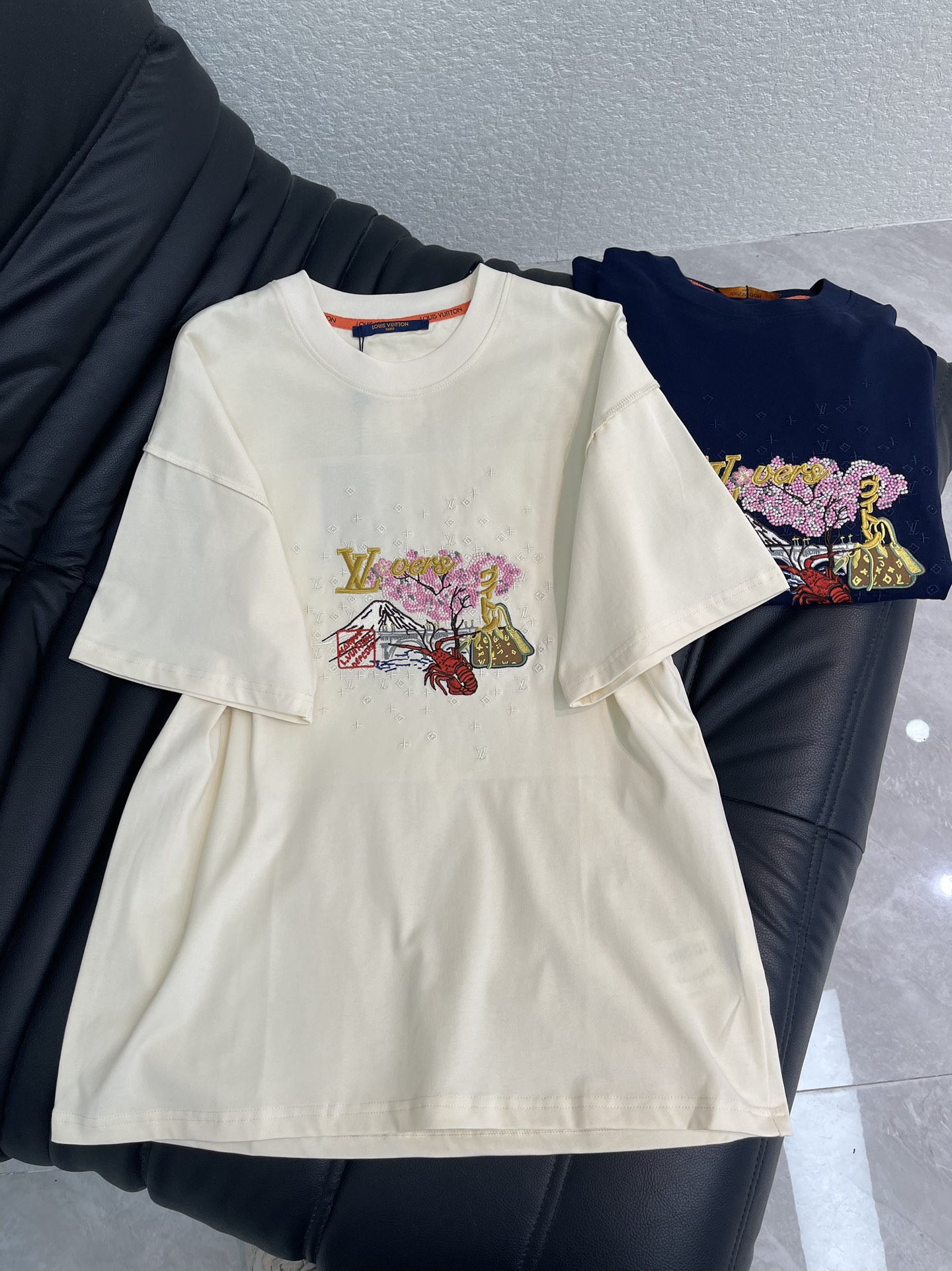 NO:715542,Louis Vuitto*26 new short-sleeved T-shirt with crayfish letter embroidery. Made of high-gram heavy-wash pure cotton, pure cotton is breathable, very refreshing and comfortable for daily wear. The rib knitting on the neckline is smooth and tight, and the neckline will not be skewed when you toss it around. It has a loose version, and you will find that it looks really good on the upper body. The overall design is simple and neat, and it is super versatile for daily use!  Pair it casually with one to give you a youthful look. A round neck will make your outfit go crazy. It is a fashionable item that can never go wrong!  Same style for men and women!  S-XL A,,louis vuitton,T-shirt,tees,t-shirt,19860909Louis Vuitto*26新款小龙虾字母刺绣短袖T恤.高克重洗水纯棉质面料,纯棉透气,日常穿着非常清爽穿感舒适,领口的罗纹针织平整紧密,随意折腾都不会领口歪斜,宽松版型,上身你就会发现真的好好看,整体极简利落,超级日常百搭！随随便便搭配一条就是青春的样子,一件圆领就能为你的穿搭疯狂,绝不会出错的时髦单品！男女同款！S-XL A,,louis vuitton,T-shirt,tees，t-shirt,,Women's clothing