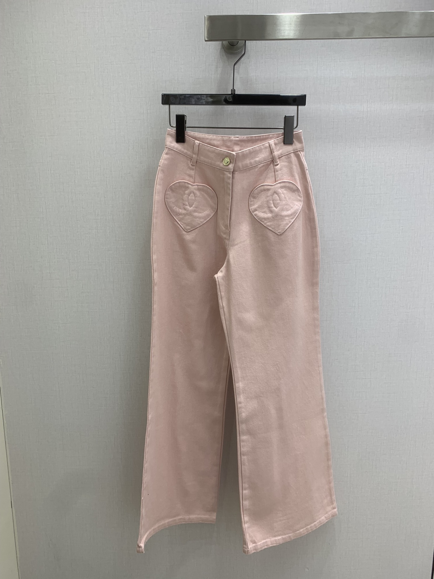 NO:715965,Highly recommended for the early spring of 26, the new love double C denim trousers, mid-high waisted and bootcut trousers are cut to make you taller and slimmer, and the custom heart-shaped double C pocket patchwork design is cute, sweet, cool and advanced!  It combines French elegance with light luxury and leisure. It is versatile and not picky. It is made of enzyme washed denim fabric!  Two colors SML code high quality AB,,19860909强烈推荐 26早春新款 爱心双C牛仔长裤,中高腰微喇裤版型剪裁上身高挑又显瘦,定制心形双c口袋贴绣设计可爱甜酷又高级！融合了法式优雅与轻奢休闲感百搭不挑人,酵素洗水牛仔面料！两个色 SML码 高品质AB,,,Women's clothing