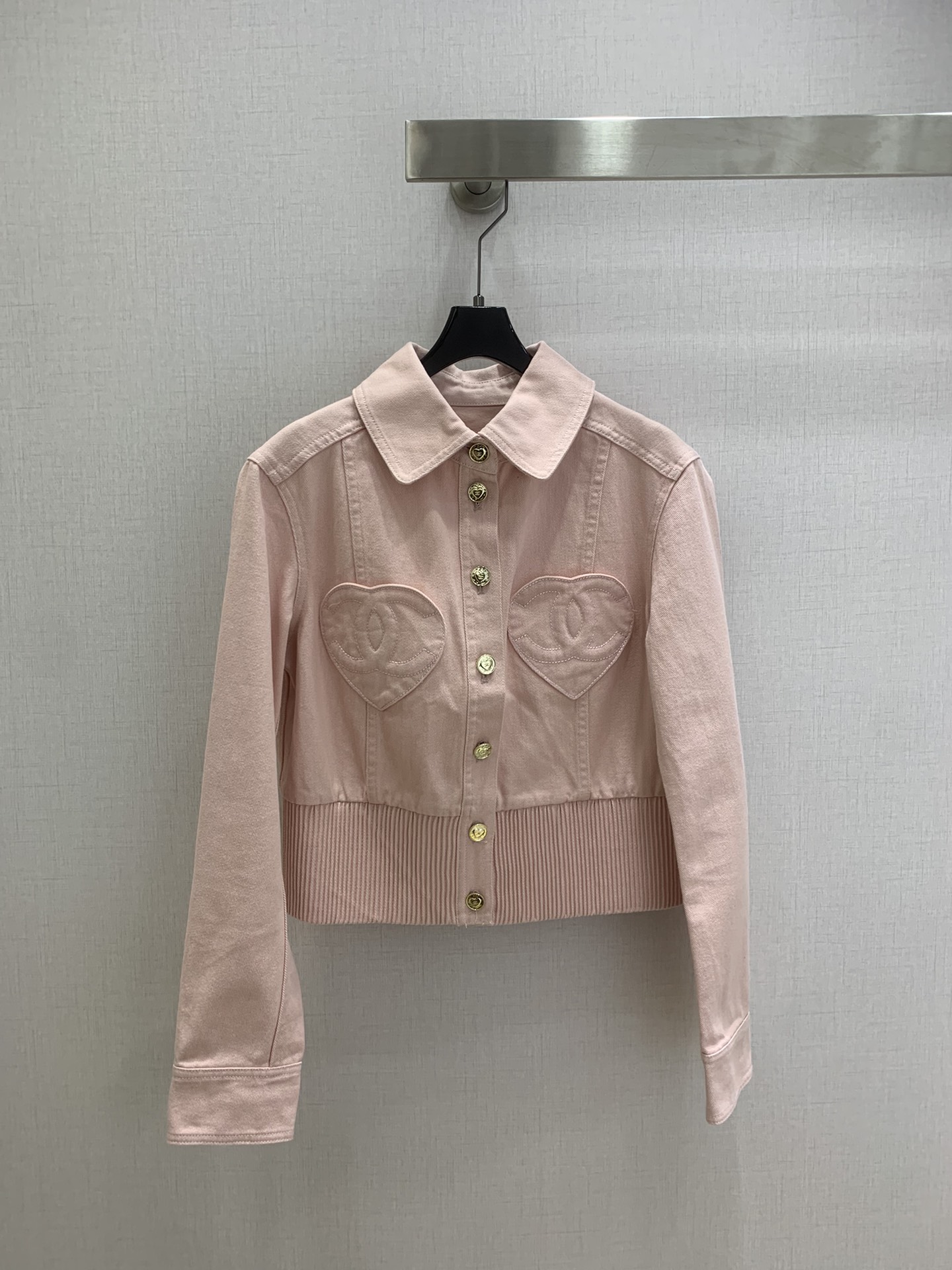 NO:715968,Highly recommended for the early spring of 26, the new love double C denim jacket has a temperamental lapel, a short style and a hemline style that makes you tall and slim, and the custom heart-shaped double C pocket patchwork design is cute, sweet, cool and advanced!  It combines French elegance with light luxury and leisure. It is versatile and not picky. It is made of enzyme washed denim fabric!  Two colors SML code high quality AB,,jackets & coats,jackets & coats,19860909强烈推荐 26早春新款 爱心双C牛仔夹克外套,气质翻领小短款束摆版型上身高挑又显瘦,定制心形双c口袋贴绣设计可爱甜酷又高级！融合了法式优雅与轻奢休闲感百搭不挑人,酵素洗水牛仔面料！两个色 SML码 高品质AB,,jackets & coats,jackets & coats,,Women's clothing