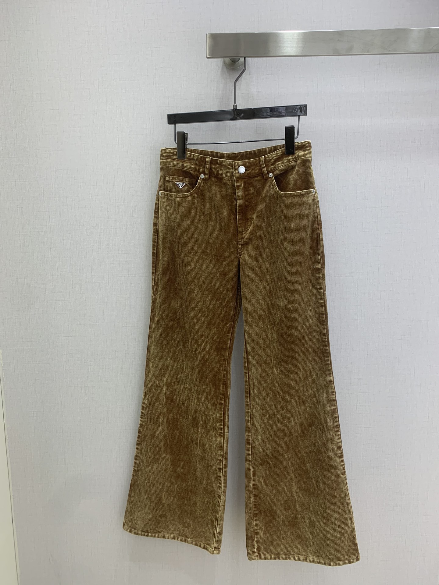 NO:715974,Highly recommended 26 early spring new snowflake corduroy bootcut trousers, a fashionable and versatile high-street item!  The mid- to high-waisted version makes the upper body appear slimmer and taller!  The sweet or salty version is versatile and easy to wear!  Custom hardware accessories, retro playing cards decoration, low-key luxury!  Imported washed corduroy fabric!  Two colors SML code high quality AB,,19860909强烈推荐 26早春新款 雪花灯芯绒微喇长裤 高街时髦百搭单品！中高腰版型上身显瘦又高挑！可甜可盐版型百搭不挑人！定制五金配件复古纸牌装饰低调奢华！进口洗水灯芯绒面料！两个色 SML码 高品质AB,,,Women's clothing