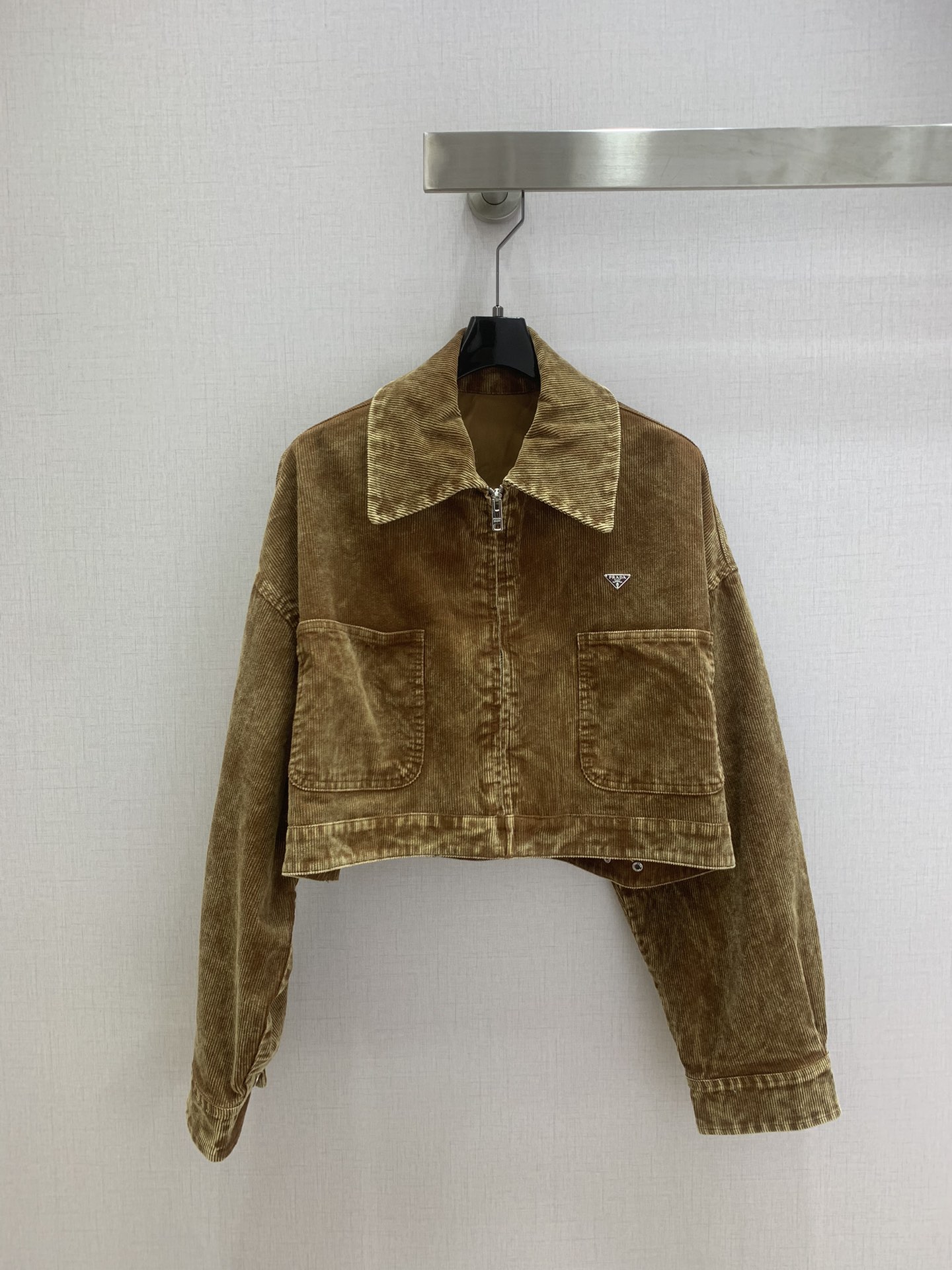 NO:715980,Highly recommended 26 early spring new snowflake corduroy lapel jacket!  The classic loose-fitting short style with dropped shoulders, three-dimensional tailoring, versatile and tall, customized metal triangle logo and hardware buckle decoration, casual, handsome and fashionable style!  Two colors SML code high quality A,,jackets & coats,jackets & coats,19860909强烈推荐 26早春新款 雪花灯芯绒翻领夹克外套！经典落肩宽松短款 立体剪裁版型百搭又显高挑,定制金属三角标 五金扣装饰,休闲帅气时髦风！两个色 SML码 高品质A,,jackets & coats,jackets & coats,,Women's clothing