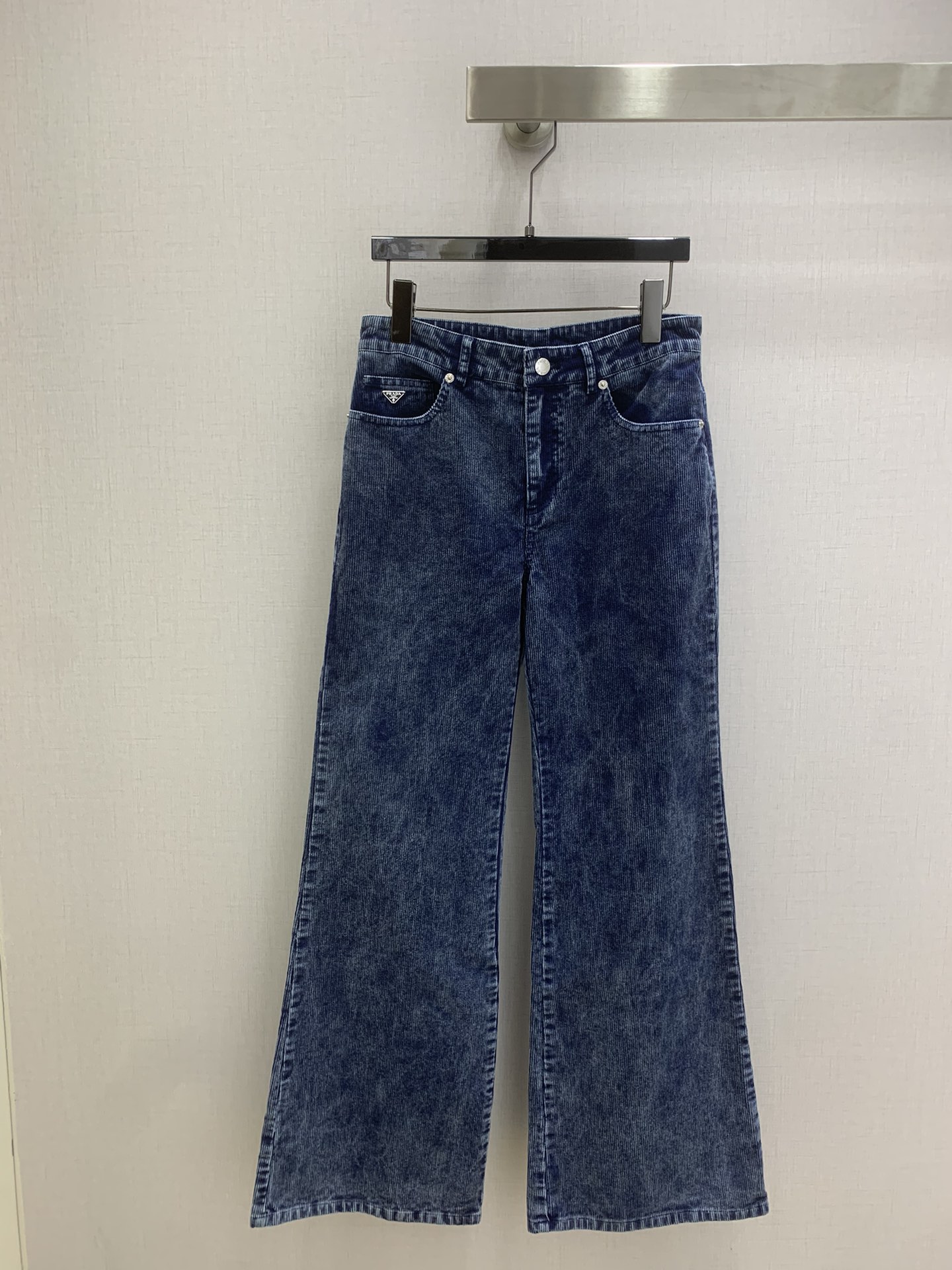 NO:715983,Highly recommended 26 early spring new snowflake corduroy bootcut trousers, a fashionable and versatile high-street item!  The mid- to high-waisted version makes the upper body appear slimmer and taller!  The sweet or salty version is versatile and easy to wear!  Custom hardware accessories, retro playing cards decoration, low-key luxury!  Imported washed corduroy fabric!  Two colors SML code high quality AB,,19860909强烈推荐 26早春新款 雪花灯芯绒微喇长裤 高街时髦百搭单品！中高腰版型上身显瘦又高挑！可甜可盐版型百搭不挑人！定制五金配件复古纸牌装饰低调奢华！进口洗水灯芯绒面料！两个色 SML码 高品质AB,,,Women's clothing