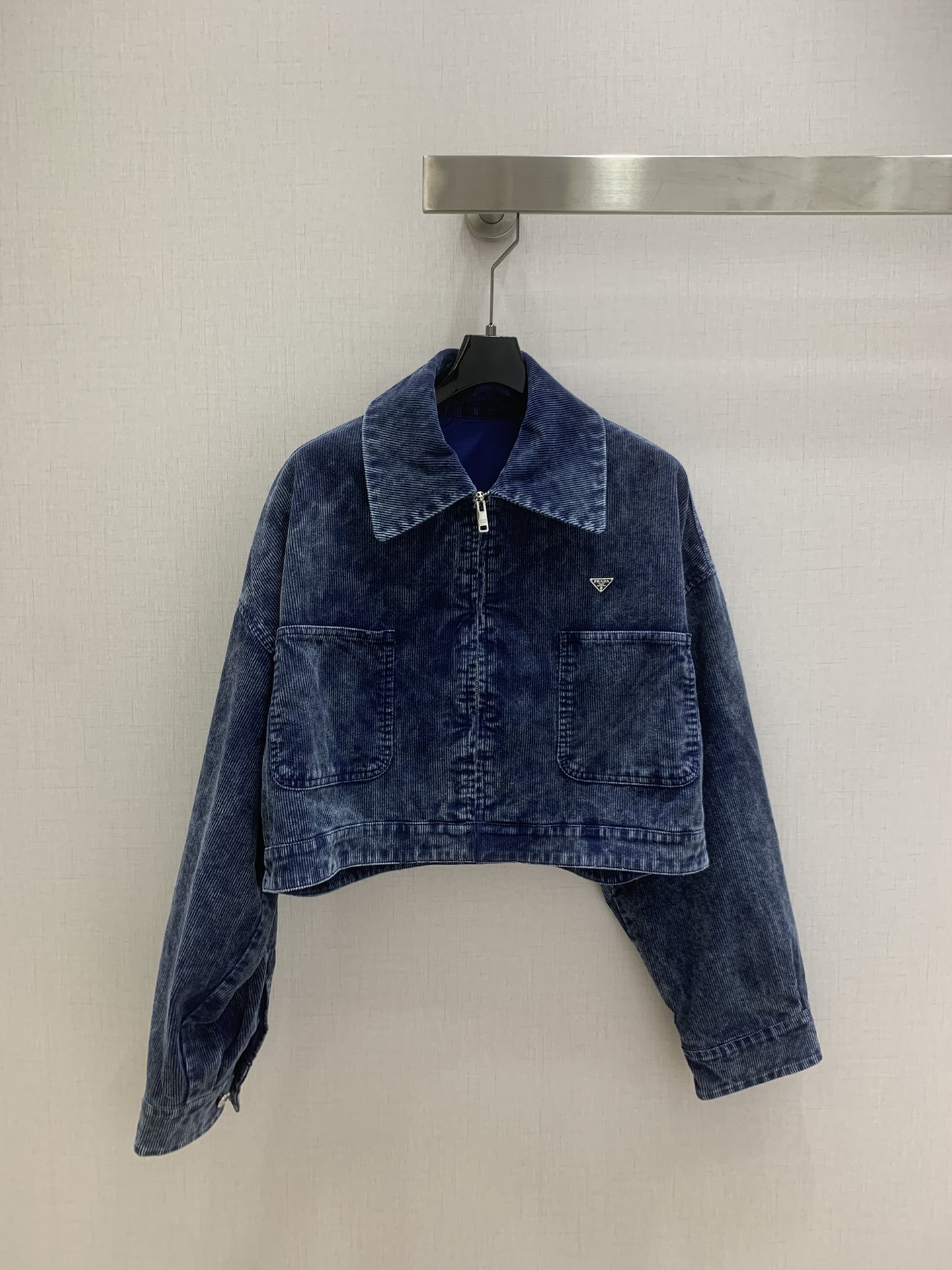 NO:715986,Highly recommended 26 early spring new snowflake corduroy lapel jacket!  The classic loose-fitting short style with dropped shoulders, three-dimensional tailoring, versatile and tall, customized metal triangle logo and hardware buckle decoration, casual, handsome and fashionable style!  Two colors SML code high quality AB,,jackets & coats,jackets & coats,19860909强烈推荐 26早春新款 雪花灯芯绒翻领夹克外套！经典落肩宽松短款 立体剪裁版型百搭又显高挑,定制金属三角标 五金扣装饰,休闲帅气时髦风！两个色 SML码 高品质AB,,jackets & coats,jackets & coats,,Women's clothing