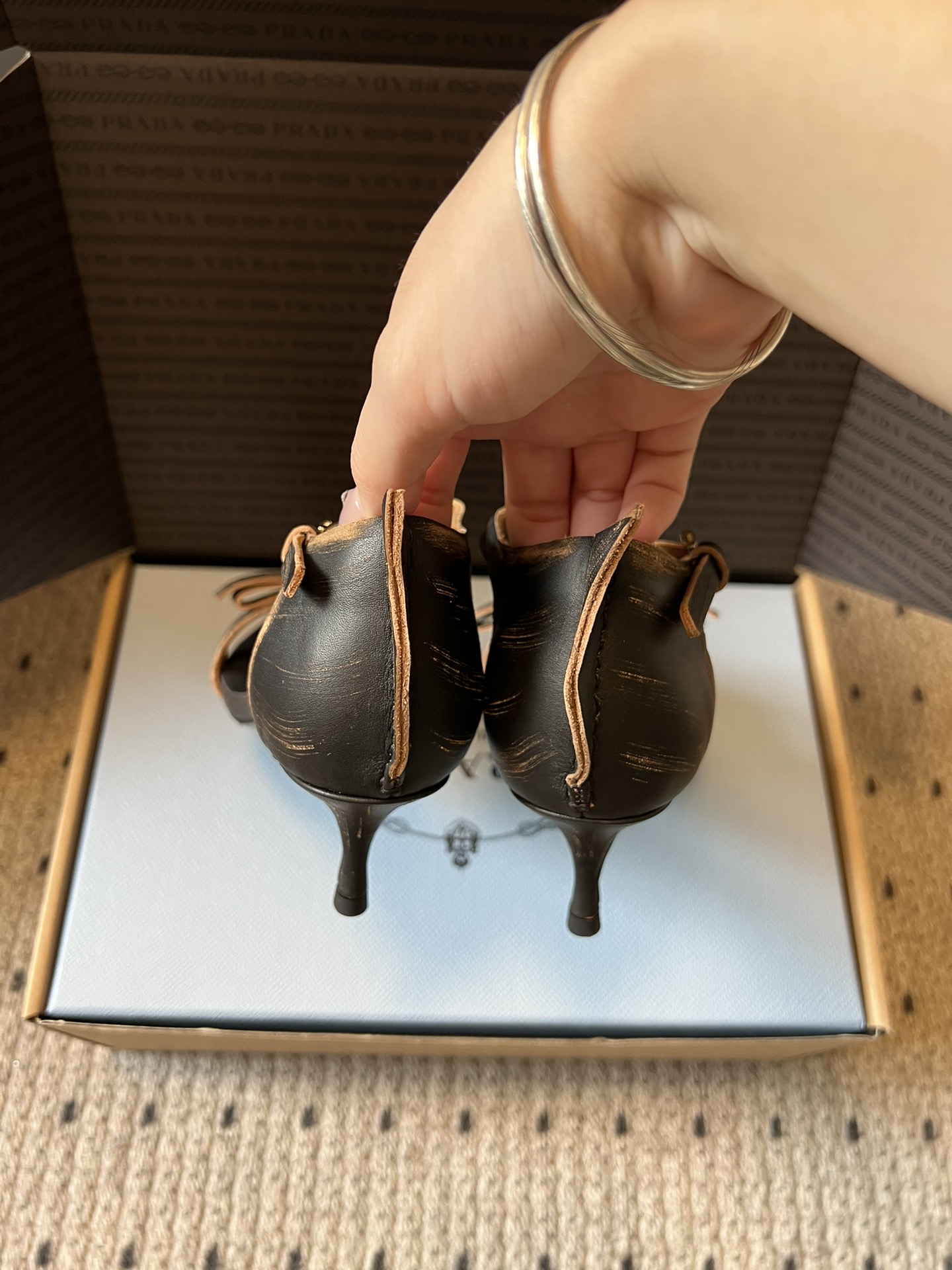 Prad*26ss早春新款尖头一字带高跟凉鞋尖头设计能修饰脚型、拉长腿部线条，后绊带则增添了轻盈感与透气