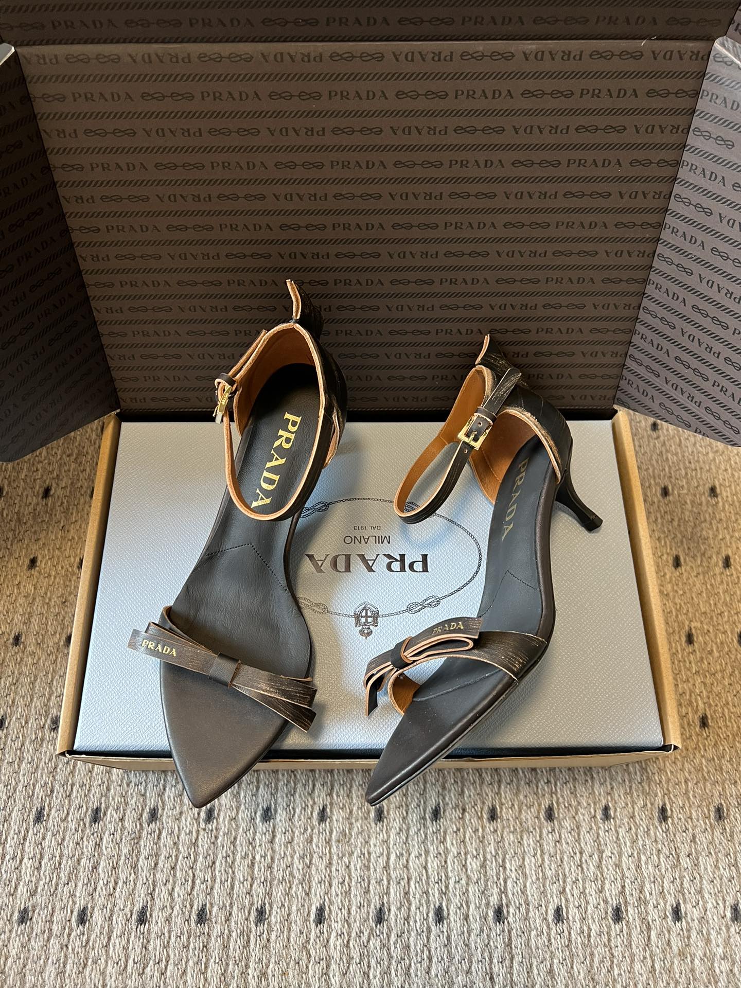 Prad*26ss早春新款尖头一字带高跟凉鞋尖头设计能修饰脚型、拉长腿部线条，后绊带则增添了轻盈感与透气