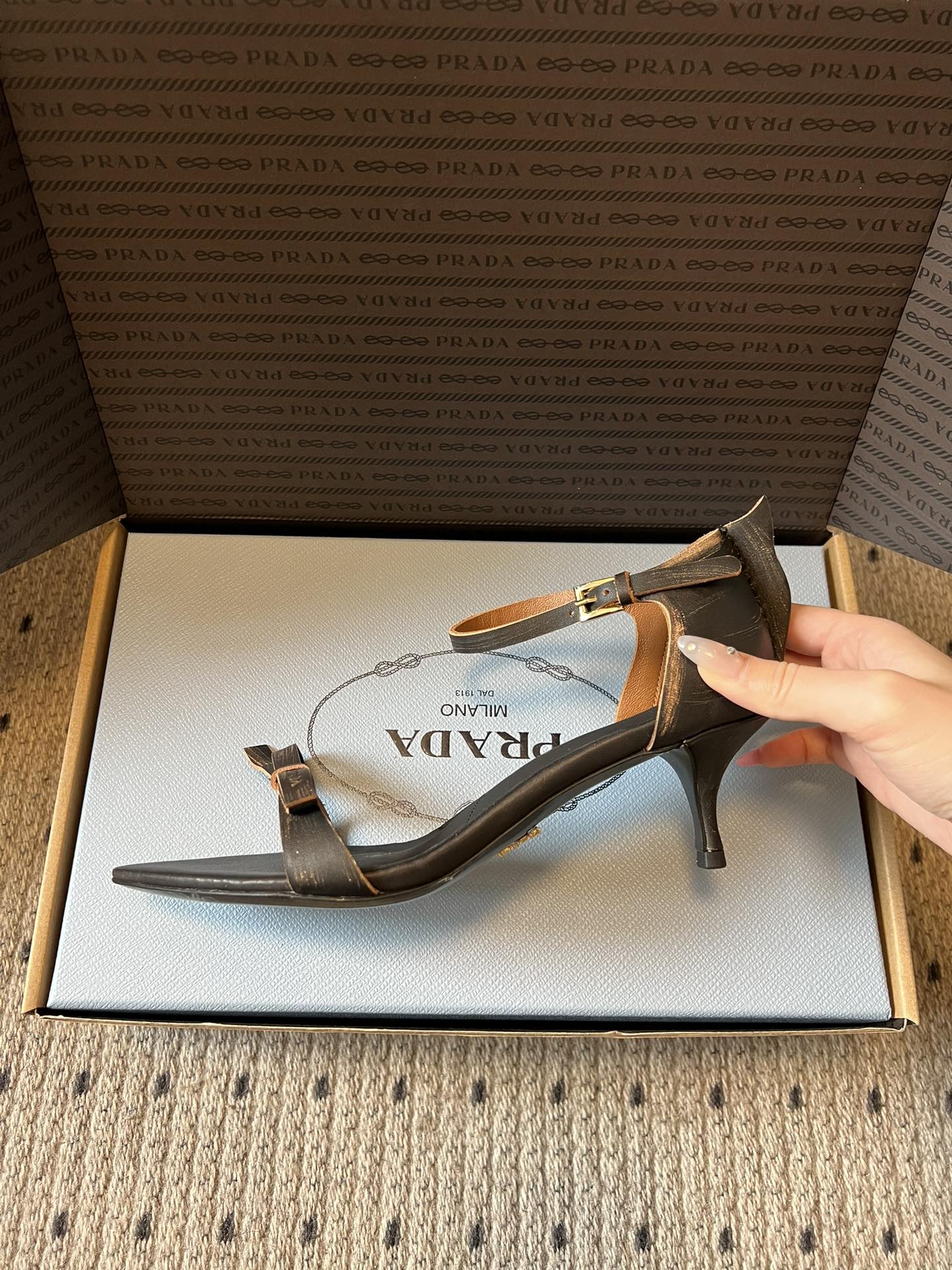 Prad*26ss早春新款尖头一字带高跟凉鞋尖头设计能修饰脚型、拉长腿部线条，后绊带则增添了轻盈感与透气
