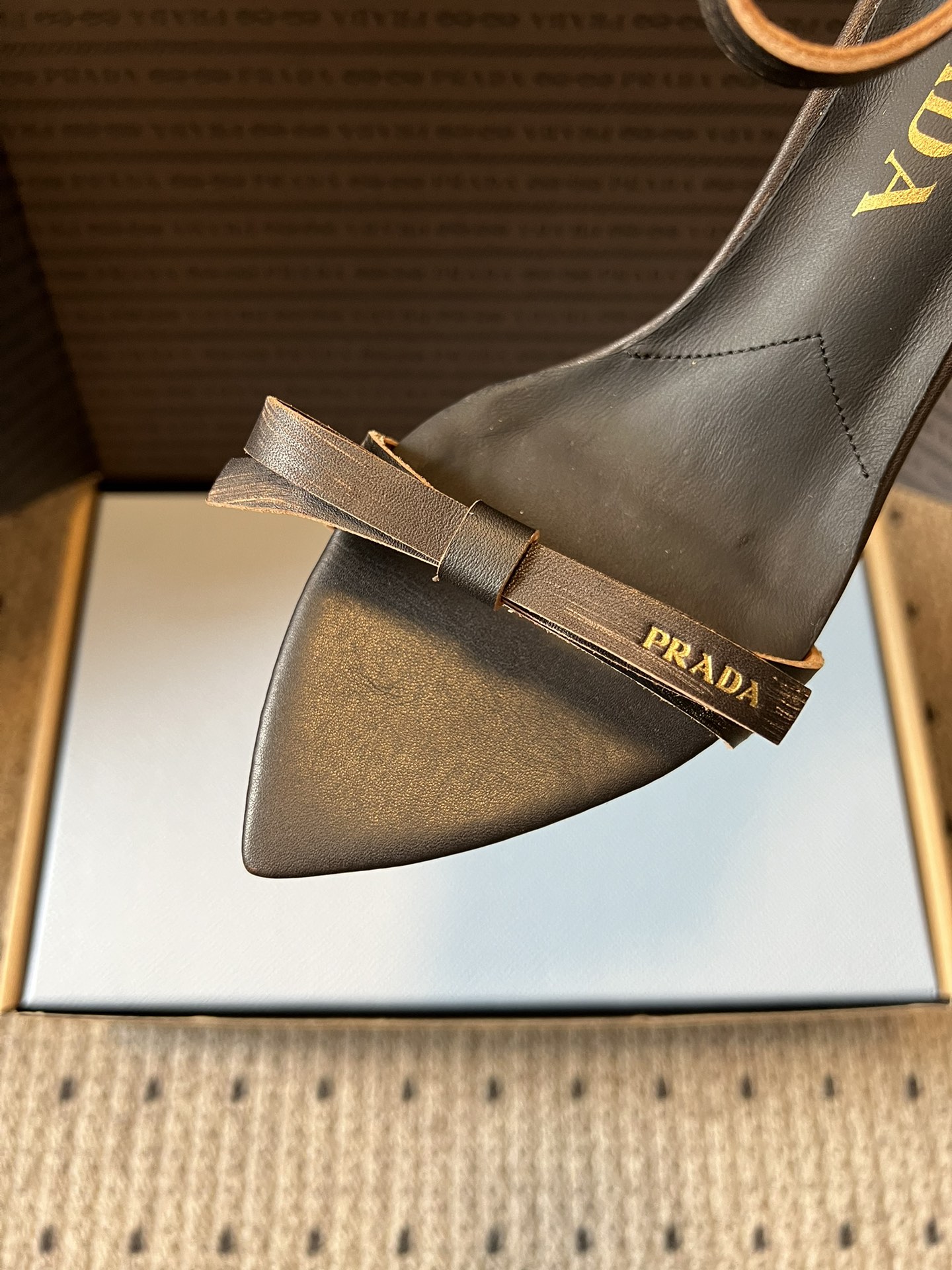 Prad*26ss早春新款尖头一字带高跟凉鞋尖头设计能修饰脚型、拉长腿部线条，后绊带则增添了轻盈感与透气