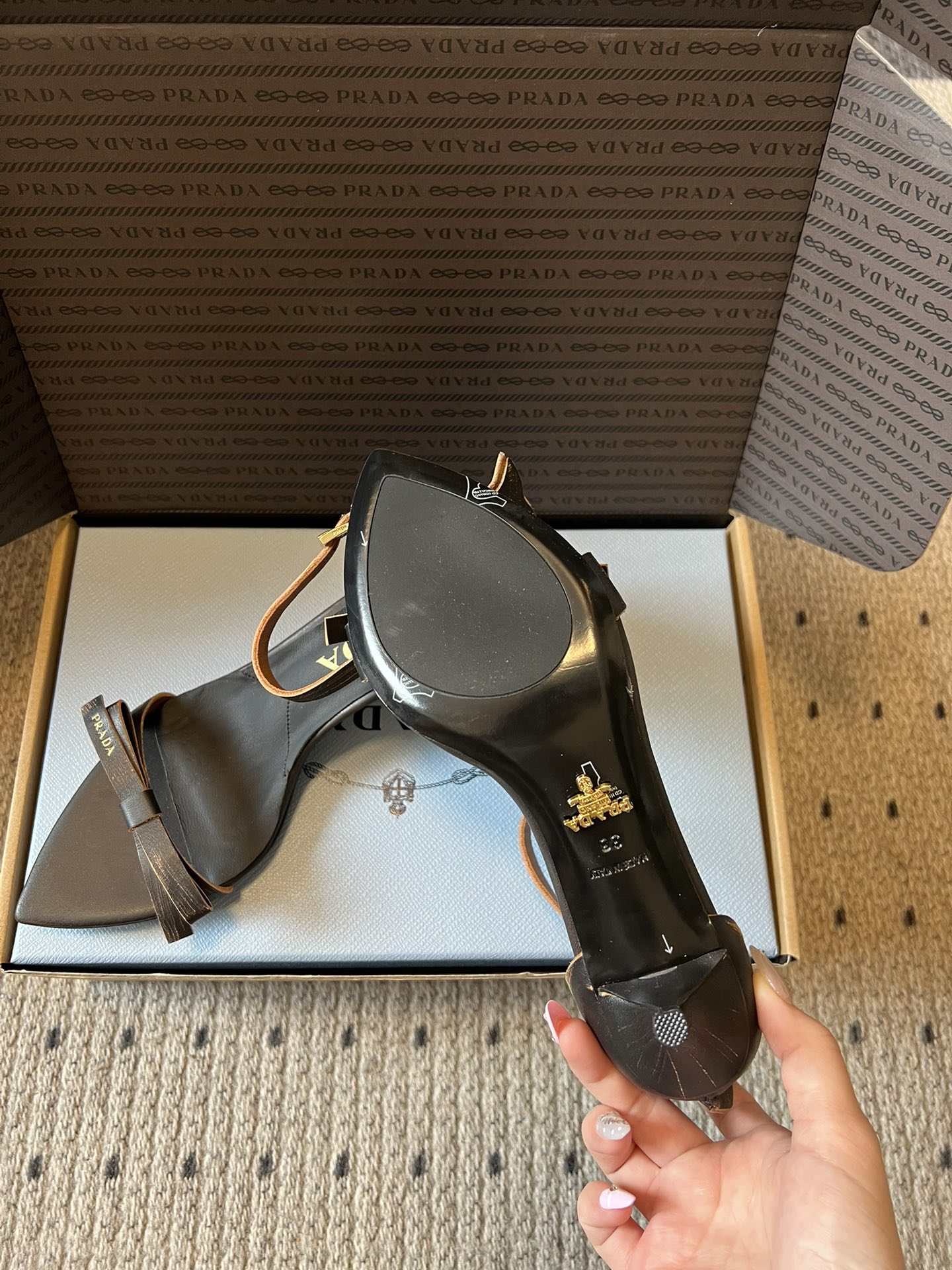 Prad*26ss早春新款尖头一字带高跟凉鞋尖头设计能修饰脚型、拉长腿部线条，后绊带则增添了轻盈感与透气