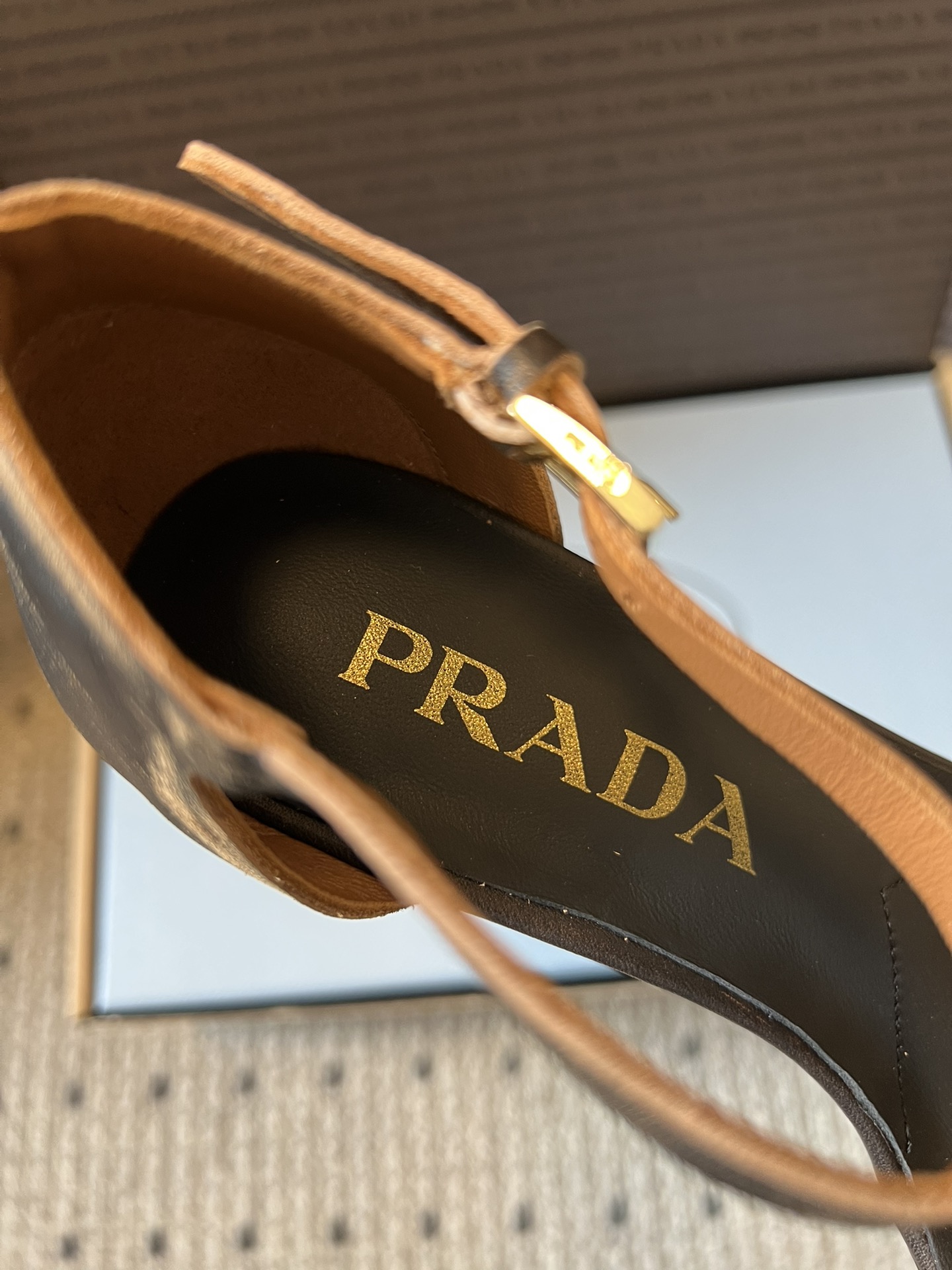 Prad*26ss早春新款尖头一字带高跟凉鞋尖头设计能修饰脚型、拉长腿部线条，后绊带则增添了轻盈感与透气