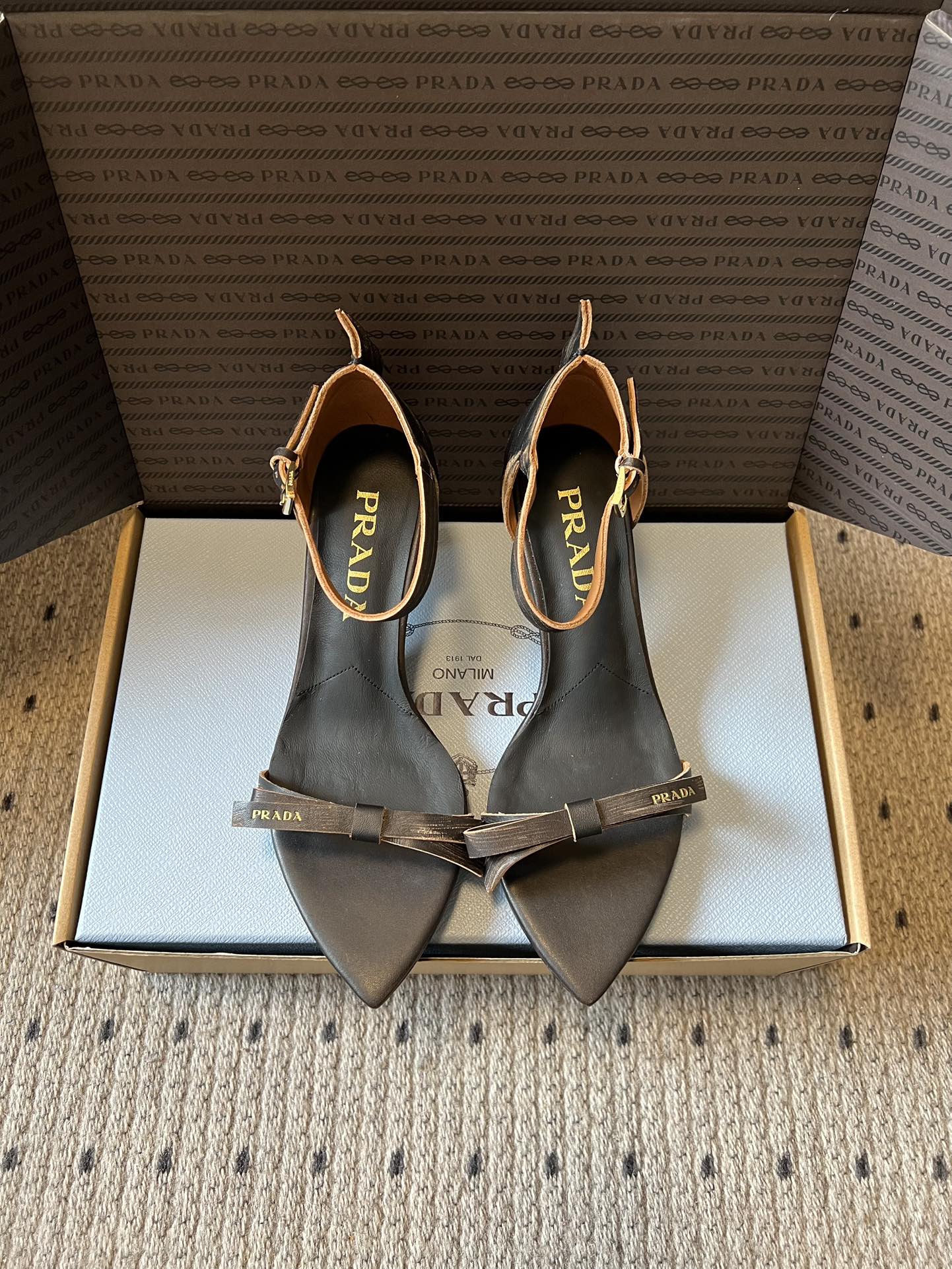 Prad*26ss早春新款尖头一字带高跟凉鞋尖头设计能修饰脚型、拉长腿部线条，后绊带则增添了轻盈感与透气