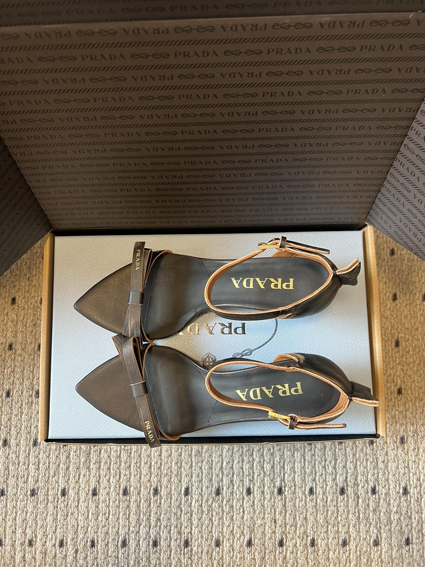 Prad*26ss早春新款尖头一字带高跟凉鞋尖头设计能修饰脚型、拉长腿部线条，后绊带则增添了轻盈感与透气