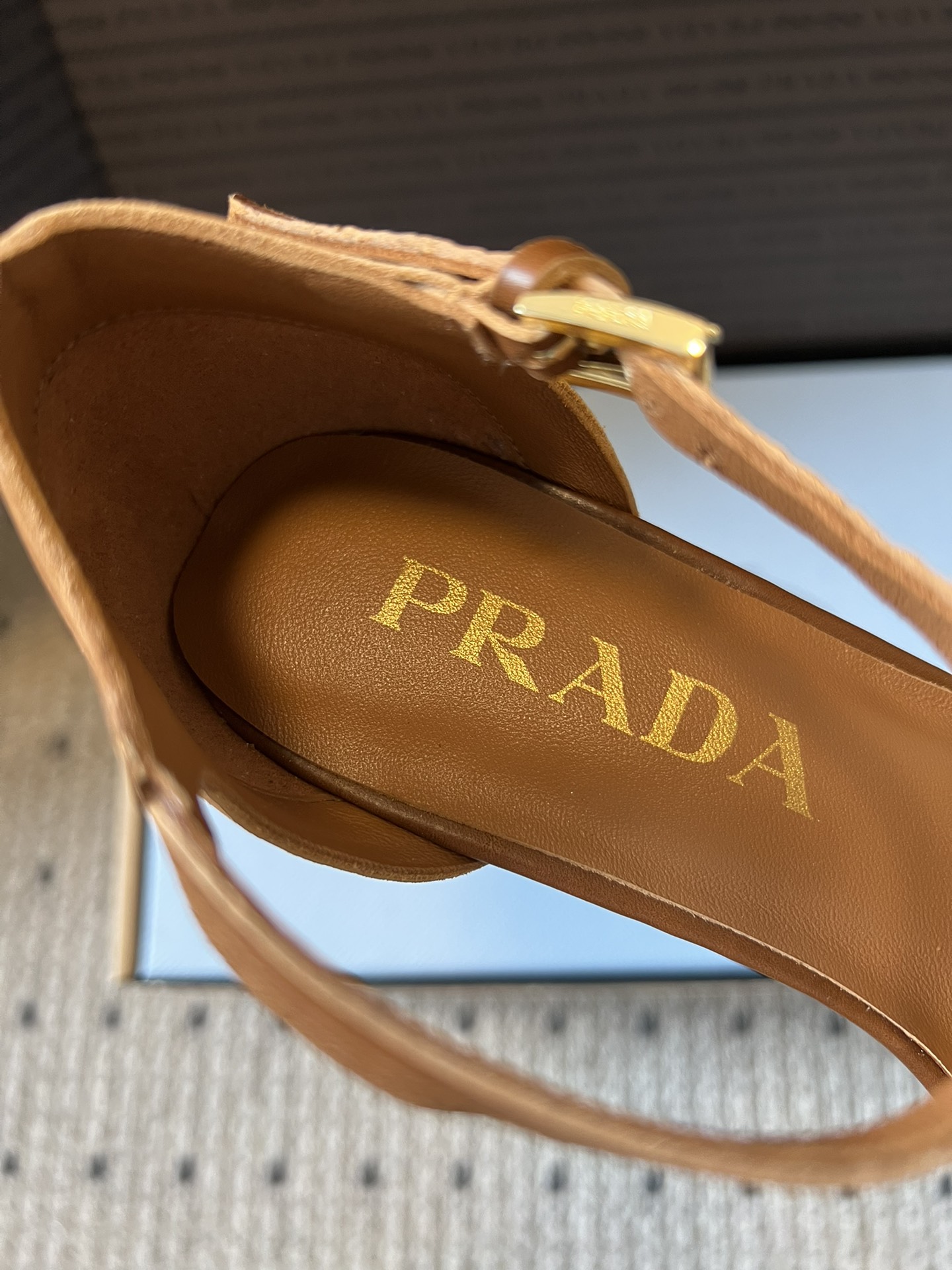 Prad*26ss早春新款尖头一字带高跟凉鞋尖头设计能修饰脚型、拉长腿部线条，后绊带则增添了轻盈感与透气