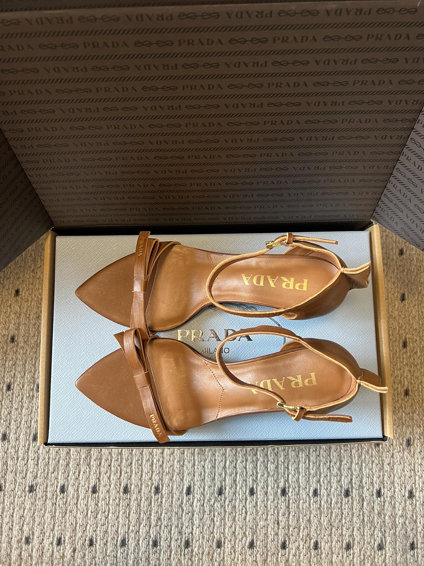 Prad*26ss早春新款尖头一字带高跟凉鞋尖头设计能修饰脚型、拉长腿部线条，后绊带则增添了轻盈感与透气