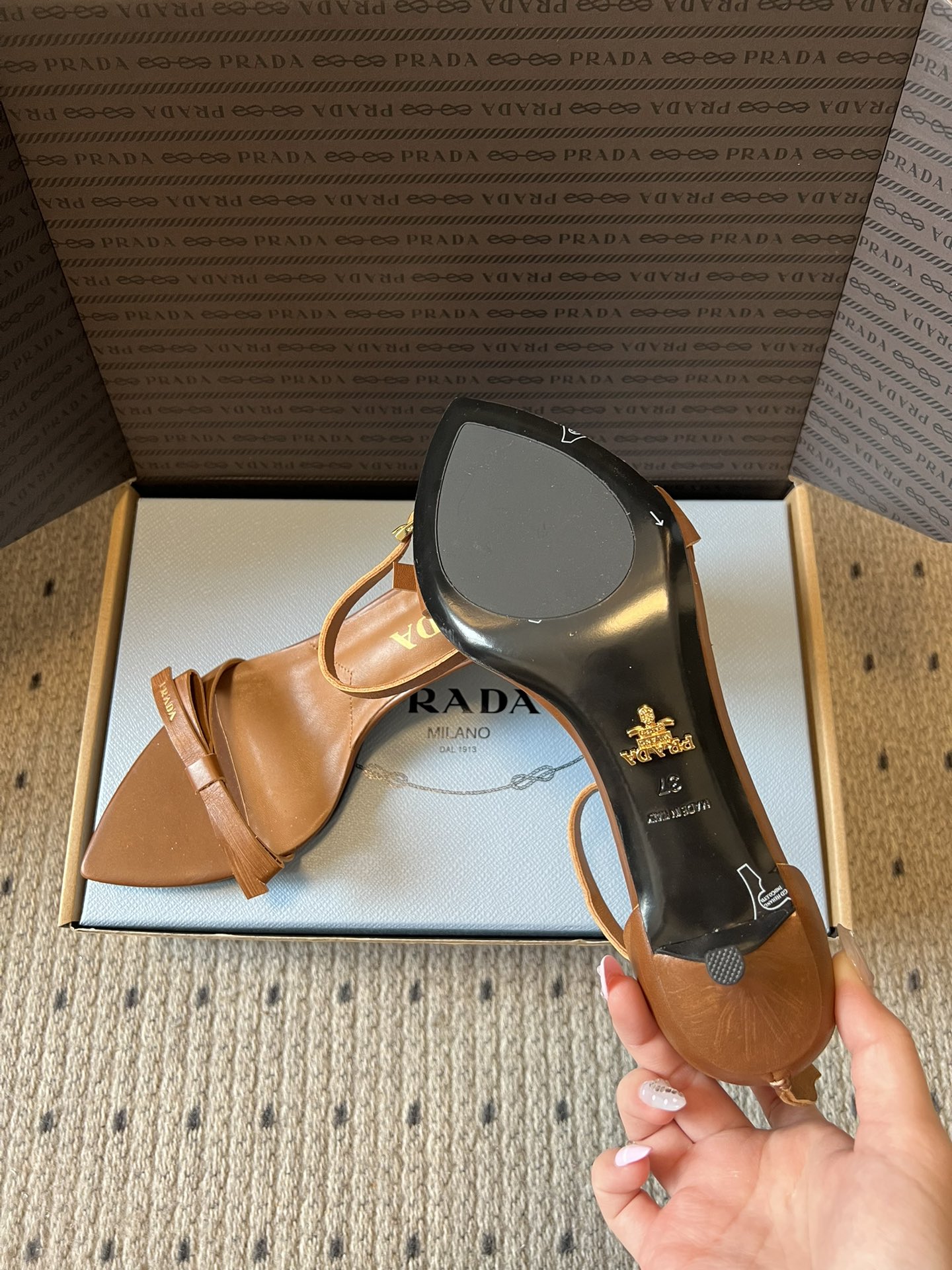 Prad*26ss早春新款尖头一字带高跟凉鞋尖头设计能修饰脚型、拉长腿部线条，后绊带则增添了轻盈感与透气