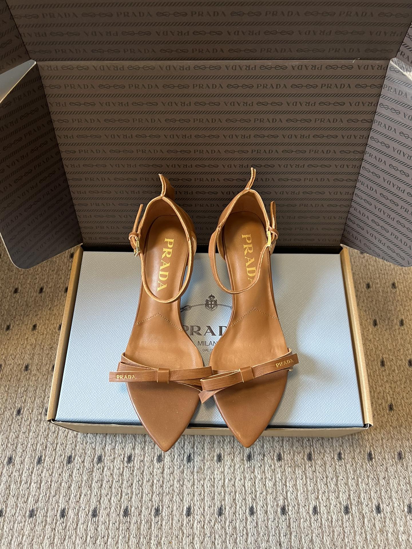 Prad*26ss早春新款尖头一字带高跟凉鞋尖头设计能修饰脚型、拉长腿部线条，后绊带则增添了轻盈感与透气