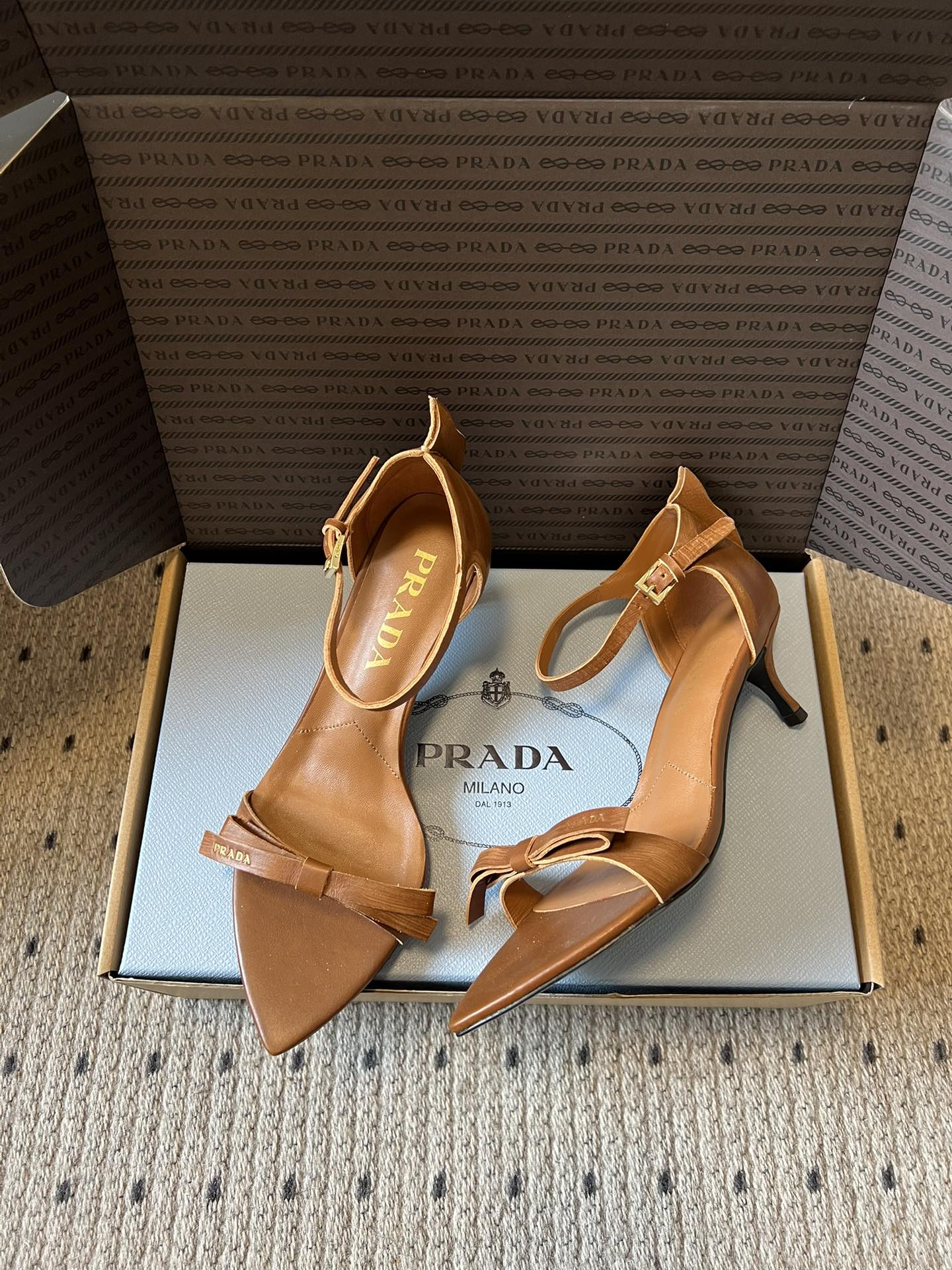 Prad*26ss早春新款尖头一字带高跟凉鞋尖头设计能修饰脚型、拉长腿部线条，后绊带则增添了轻盈感与透气