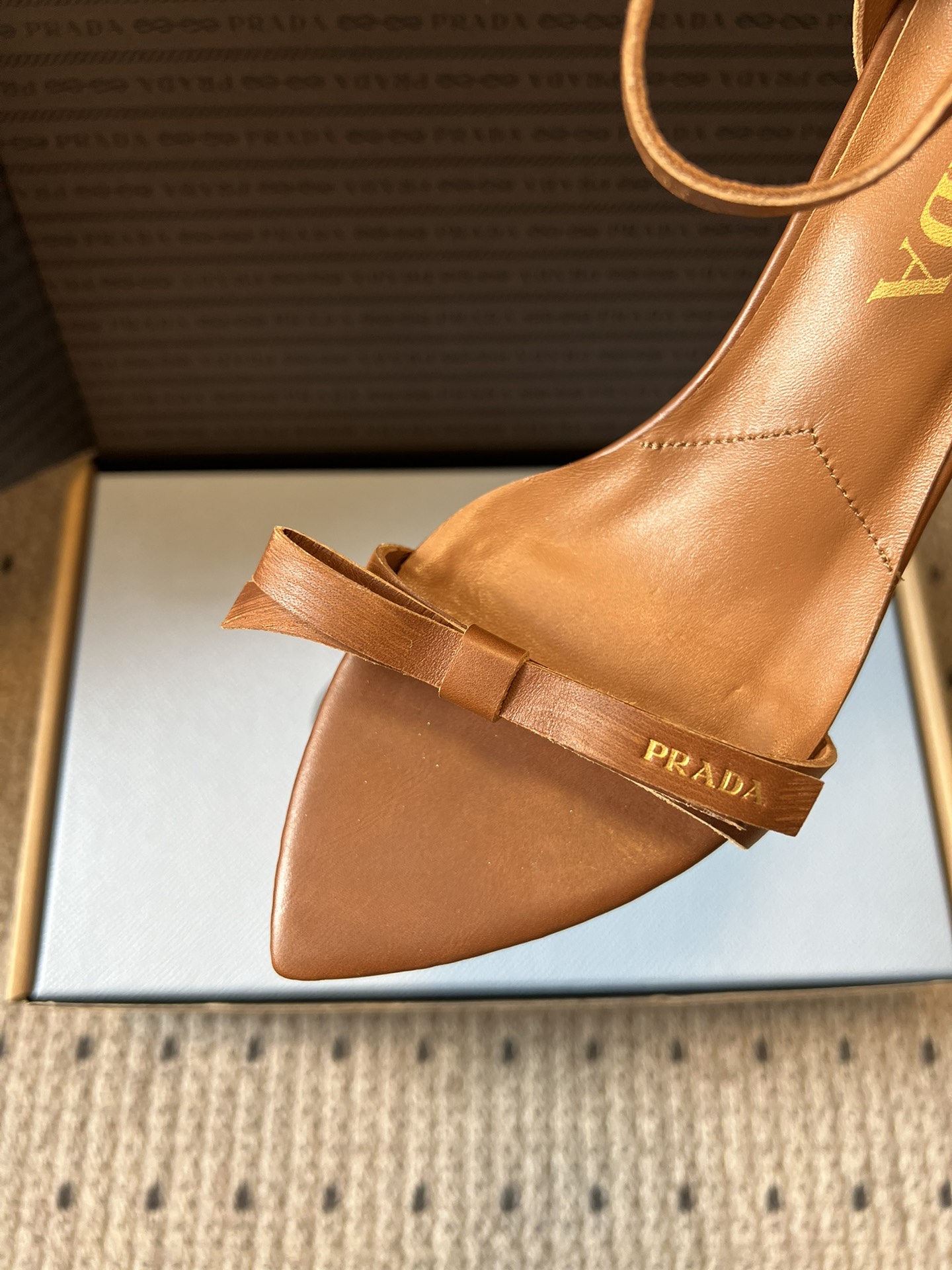 Prad*26ss早春新款尖头一字带高跟凉鞋尖头设计能修饰脚型、拉长腿部线条，后绊带则增添了轻盈感与透气