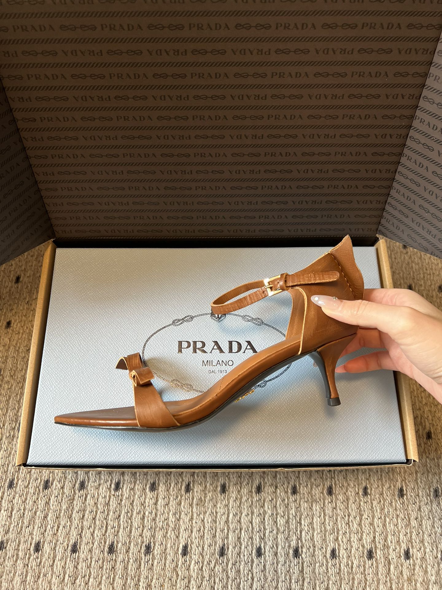 Prad*26ss早春新款尖头一字带高跟凉鞋尖头设计能修饰脚型、拉长腿部线条，后绊带则增添了轻盈感与透气