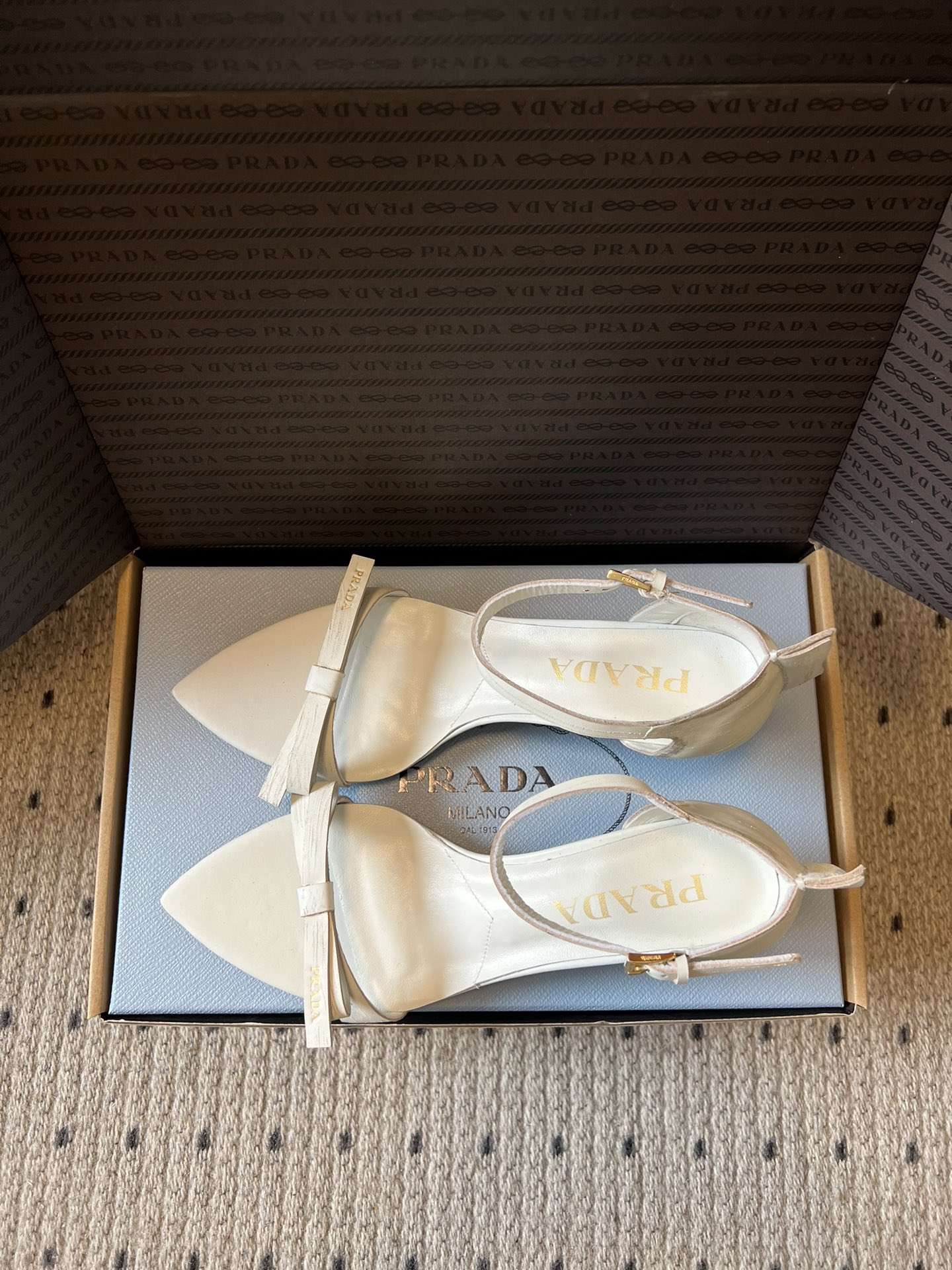 Prad*26ss早春新款尖头一字带高跟凉鞋尖头设计能修饰脚型、拉长腿部线条，后绊带则增添了轻盈感与透气