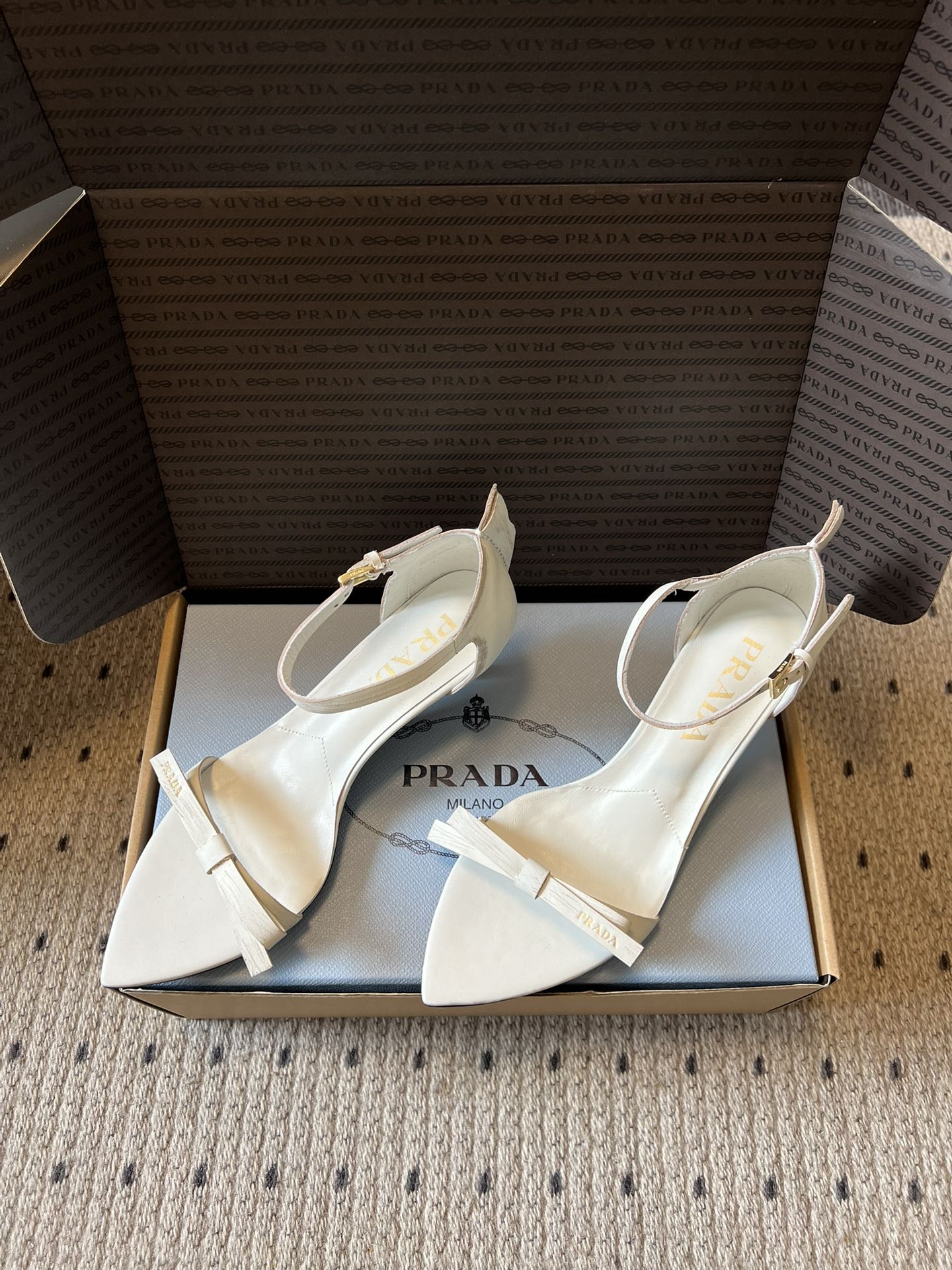Prad*26ss早春新款尖头一字带高跟凉鞋尖头设计能修饰脚型、拉长腿部线条，后绊带则增添了轻盈感与透气