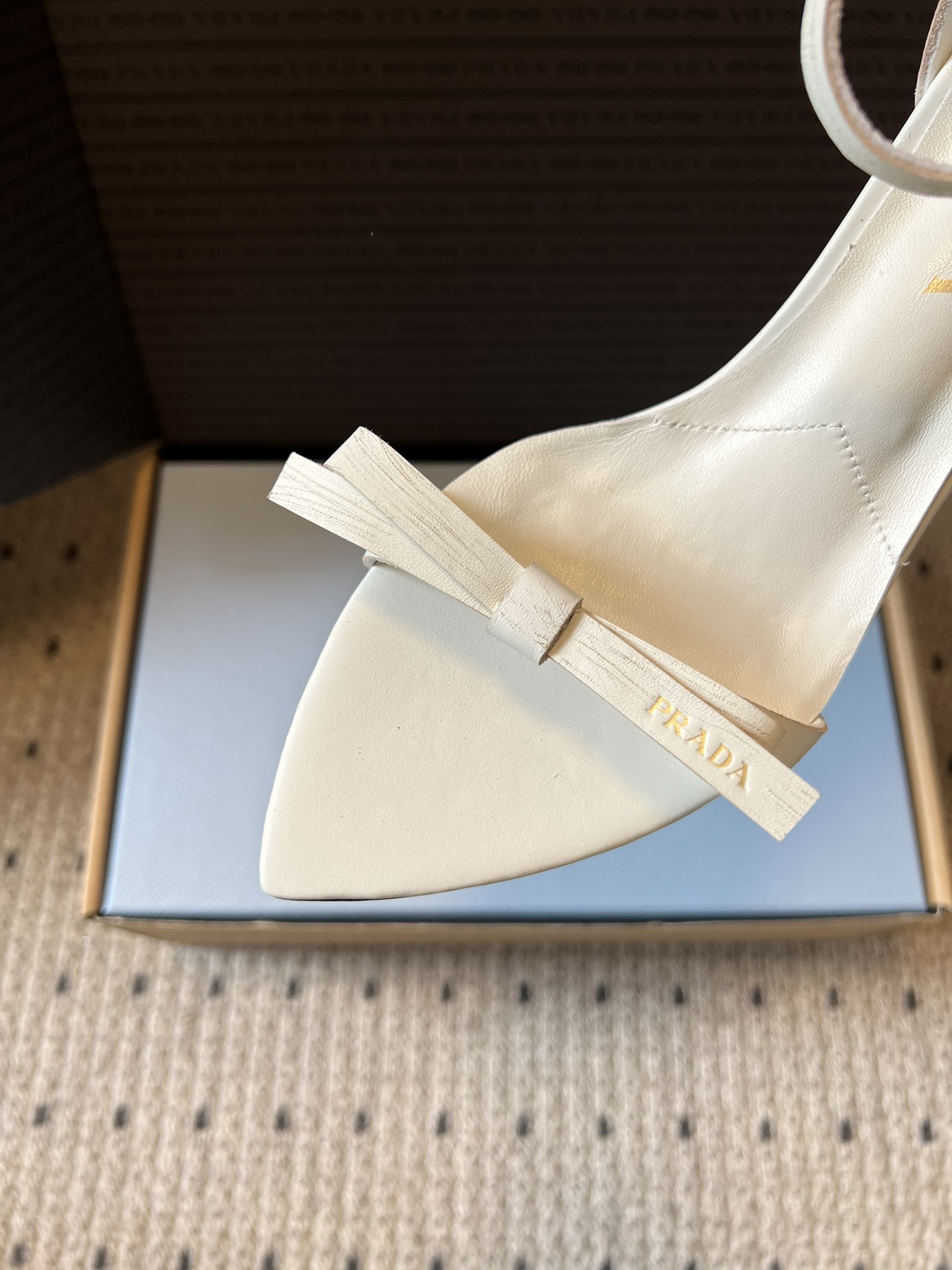 Prad*26ss早春新款尖头一字带高跟凉鞋尖头设计能修饰脚型、拉长腿部线条，后绊带则增添了轻盈感与透气