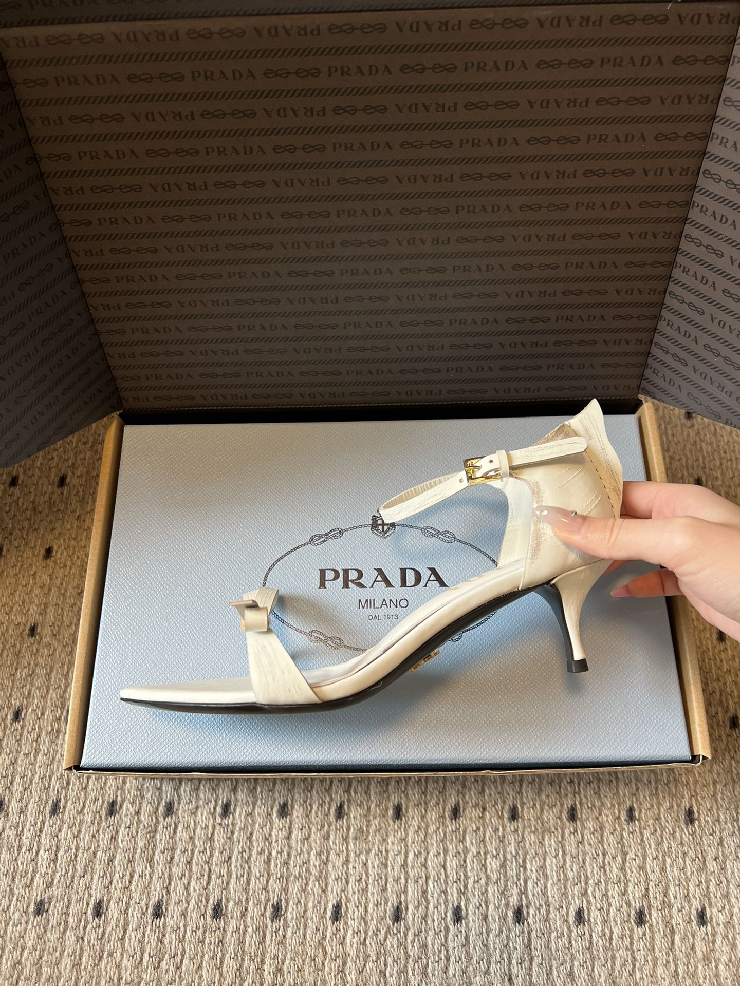 Prad*26ss早春新款尖头一字带高跟凉鞋尖头设计能修饰脚型、拉长腿部线条，后绊带则增添了轻盈感与透气