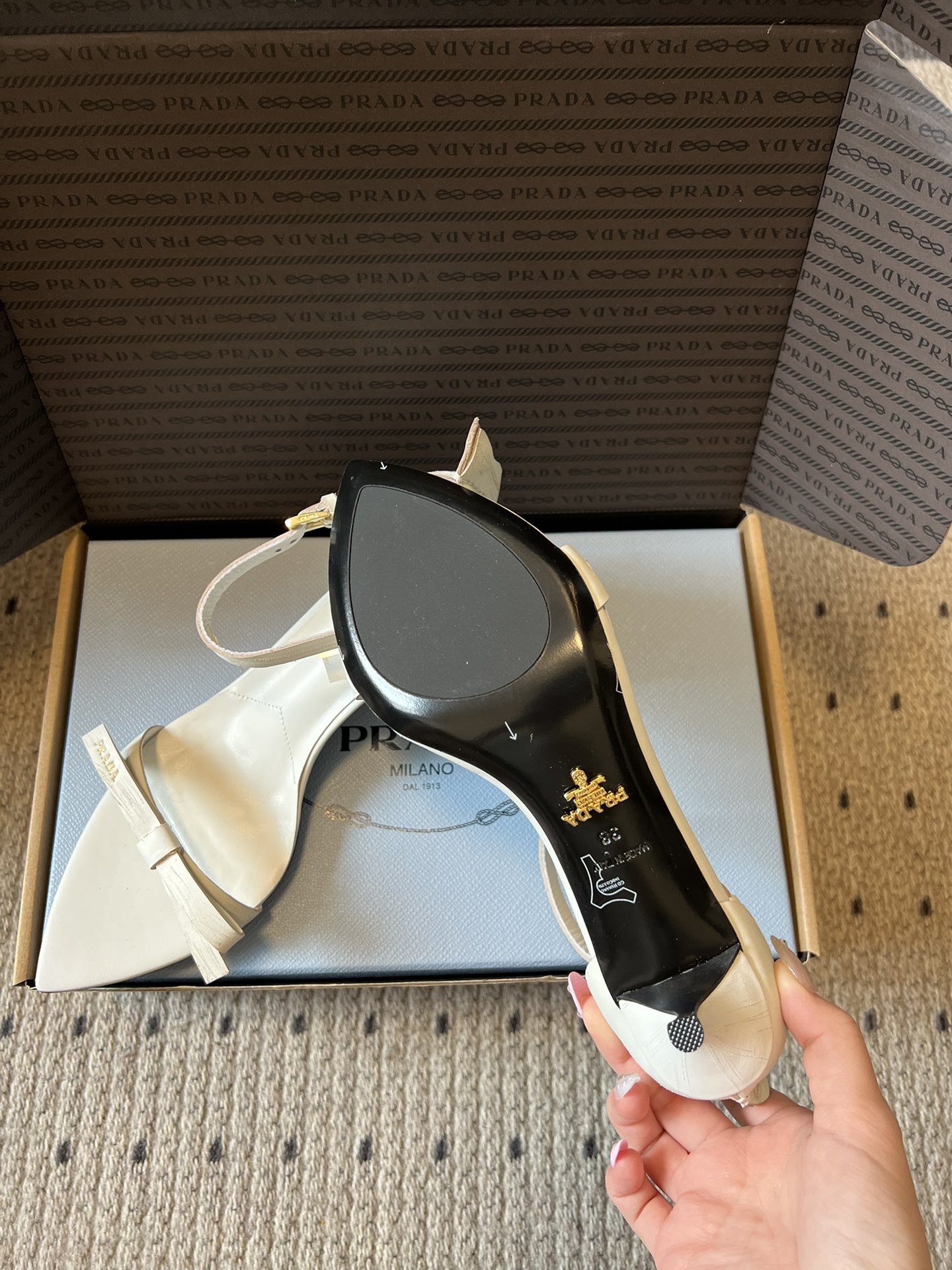 Prad*26ss早春新款尖头一字带高跟凉鞋尖头设计能修饰脚型、拉长腿部线条，后绊带则增添了轻盈感与透气