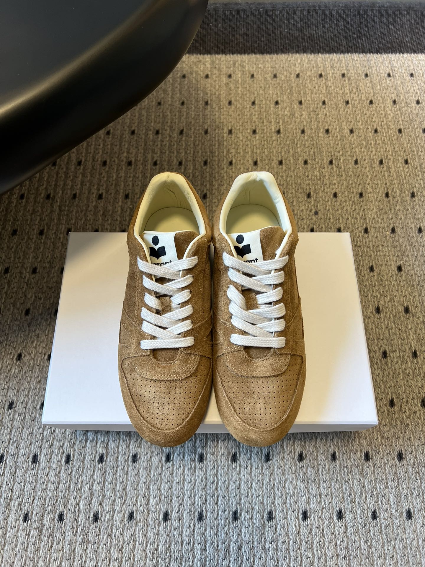 NO:724392,Top quality Isabel Maran*26ss classic retro strappy breathable sneakers and casual shoes. The upper is made of fine suede leather with exquisite punching design, which not only ensures breathability but also enhances the retro texture. The low-top shoe shape is equipped with a rounded toe, and the lines are smooth and neat; the iconic black and white contrasting tongue logo is highly recognizable. It has retro sports genes, whether it is paired with jeans, suit pants or a dress, you can easily create a relaxed and fashionable French style.  The shoe body is light and soft, with high wearing comfort; the rubber sole has both slip resistance and wear resistance, which is suitable for daily commuting or short trips. The upper is made of high-mercerized cow suede, the lining is sheepskin, and the rubber outsole is size 35-40 (customized size 40 is non-returnable). Heel height 3cm, casual shoes/sports shoes, sneakers, skirts, jeans, business suit, sheepskin19860909顶级品质 Isabel Maran*26ss经典复古绑带透气运动鞋休闲鞋 鞋面采用细腻的反绒皮,带有精致的冲孔设计,既保证了透气性,又提升了复古质感.低帮鞋型搭配圆润鞋头,线条流畅利落；标志性的黑白撞色鞋舌 Logo,辨识度极高. 自带复古运动基因,无论是搭配牛仔裤、西装裤还是连衣裙,都能轻松打造松弛又时髦的法式穿搭. 鞋身轻便柔软,穿着舒适度高；橡胶鞋底兼具防滑性与耐磨性,日常通勤或短途出行都很合适. 鞋面高丝光牛反绒 内里羊皮 大底橡胶大底 size35-40码（40码定制不退换） 跟高3cm,休闲鞋/运动鞋,sneakers,skirts,jeans,business suit,sheepskin,Women's Shoes