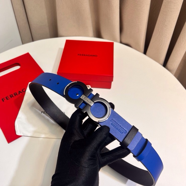 这款Ferragamo皮带以现代风格演绎经典款式，撞色注入休闲意趣，双面设计适配多元场景。同色系漆面Ga