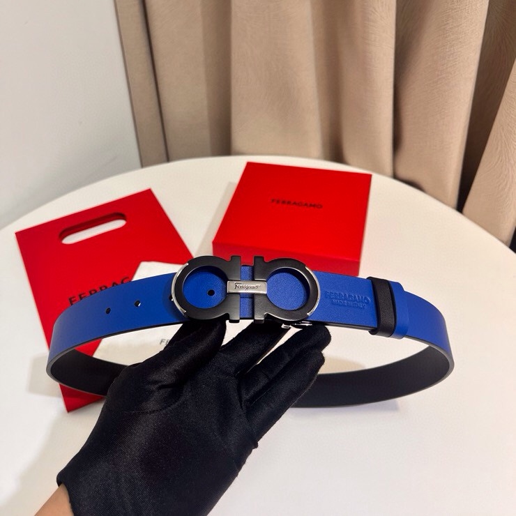 这款Ferragamo皮带以现代风格演绎经典款式，撞色注入休闲意趣，双面设计适配多元场景。同色系漆面Ga