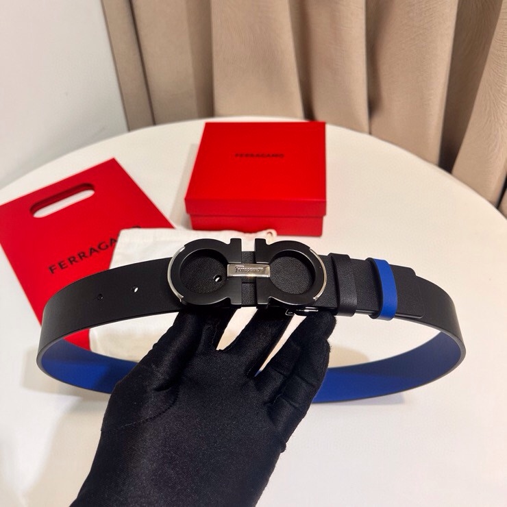 这款Ferragamo皮带以现代风格演绎经典款式，撞色注入休闲意趣，双面设计适配多元场景。同色系漆面Ga