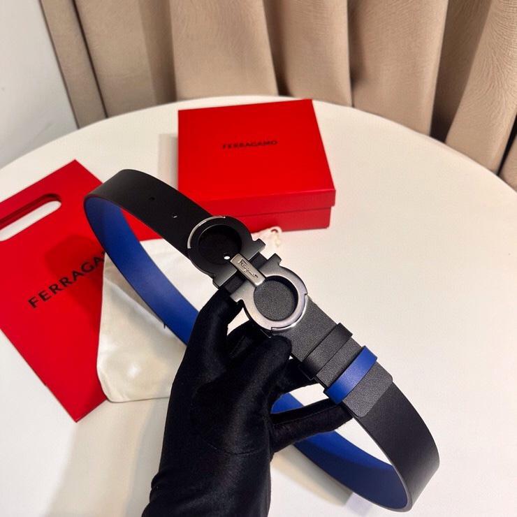 这款Ferragamo皮带以现代风格演绎经典款式，撞色注入休闲意趣，双面设计适配多元场景。同色系漆面Ga
