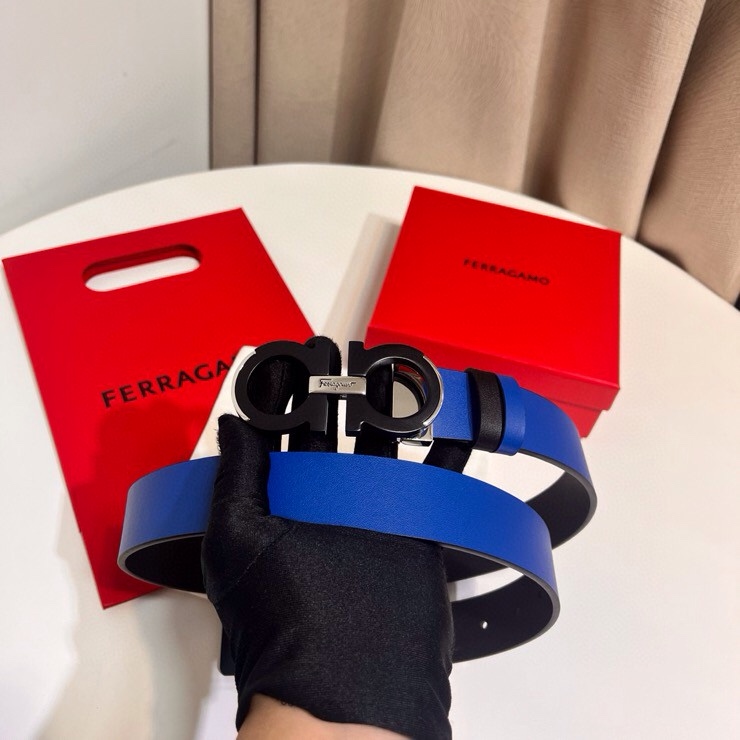 这款Ferragamo皮带以现代风格演绎经典款式，撞色注入休闲意趣，双面设计适配多元场景。同色系漆面Ga