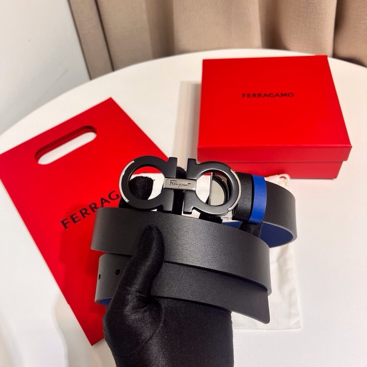 这款Ferragamo皮带以现代风格演绎经典款式，撞色注入休闲意趣，双面设计适配多元场景。同色系漆面Ga