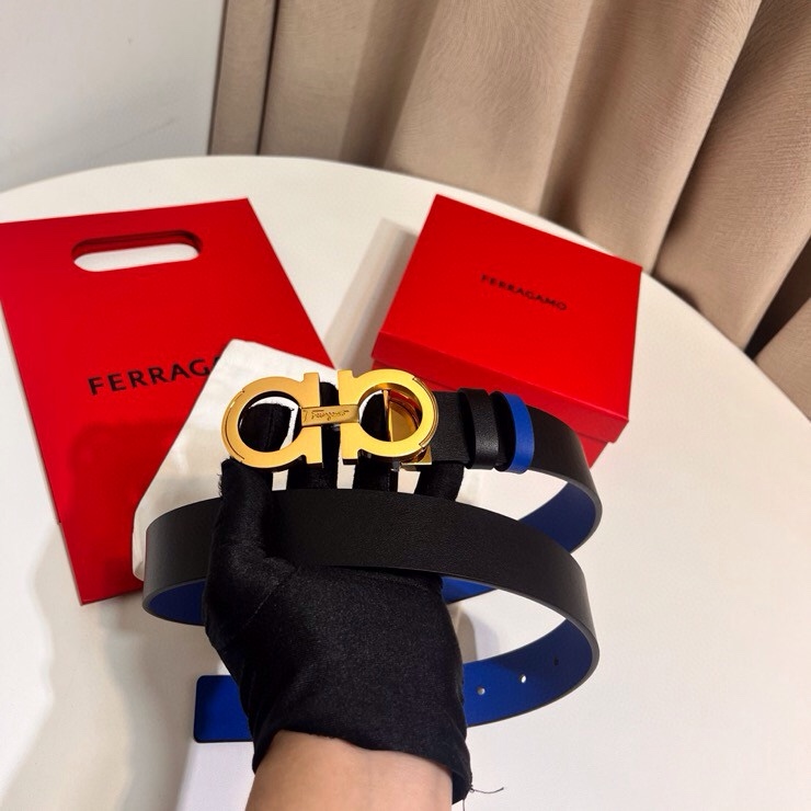 这款Ferragamo皮带以现代风格演绎经典款式，撞色注入休闲意趣，双面设计适配多元场景。同色系漆面Ga